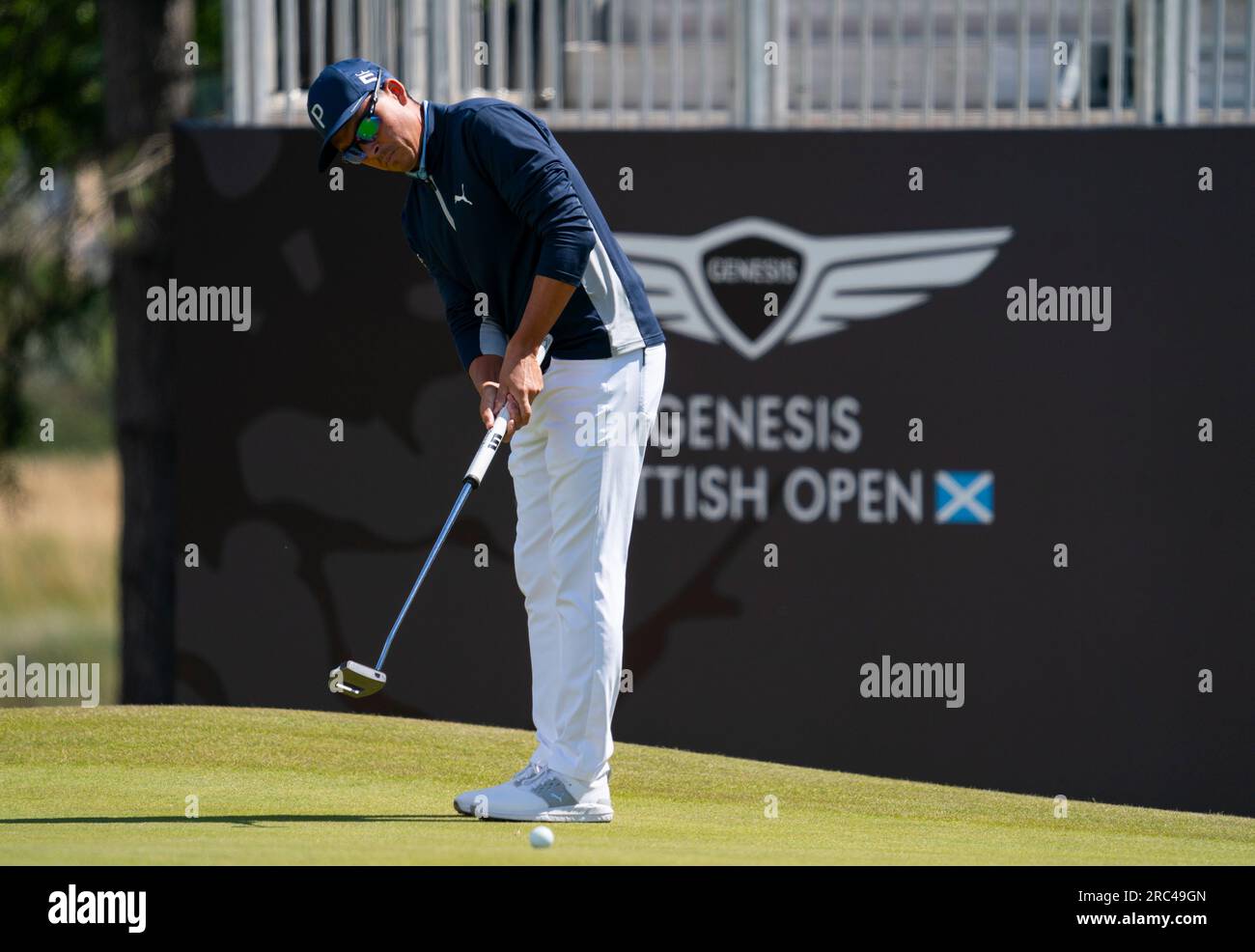 North Berwick, East Lothian, Scozia, Regno Unito. 12 luglio 2023. Rickie Fowler mette al diciassettesimo green del Genesis Scottish Open al Renaissance Club di North Berwick. Iain Masterton/Alamy Live News Foto Stock