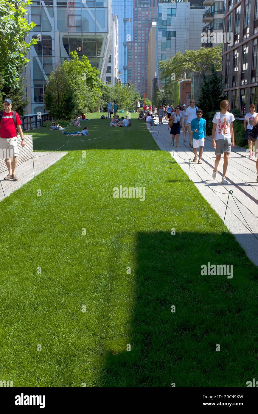 USA, Stato di New York, New York City, Manhattan, il parco pubblico High Line su binari ferroviari sopraelevati in disuso nel quartiere del confezionamento della carne. USA, New York Foto Stock