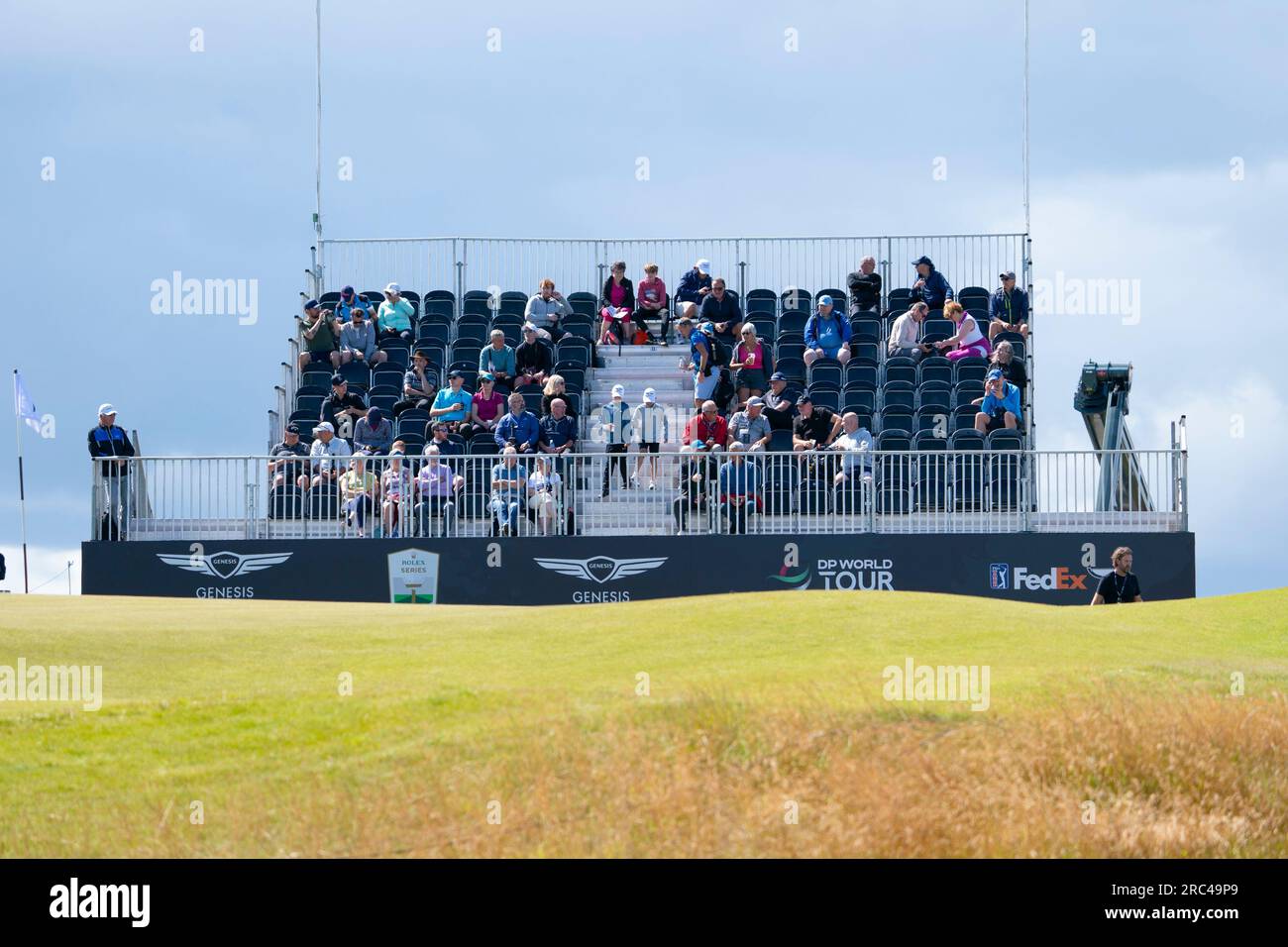 North Berwick, East Lothian, Scozia, Regno Unito. 12 luglio 2023. Lo spettatore si trova al 14° green al Genesis Scottish Open al Renaissance Club di North Berwick. Iain Masterton/Alamy Live News Foto Stock