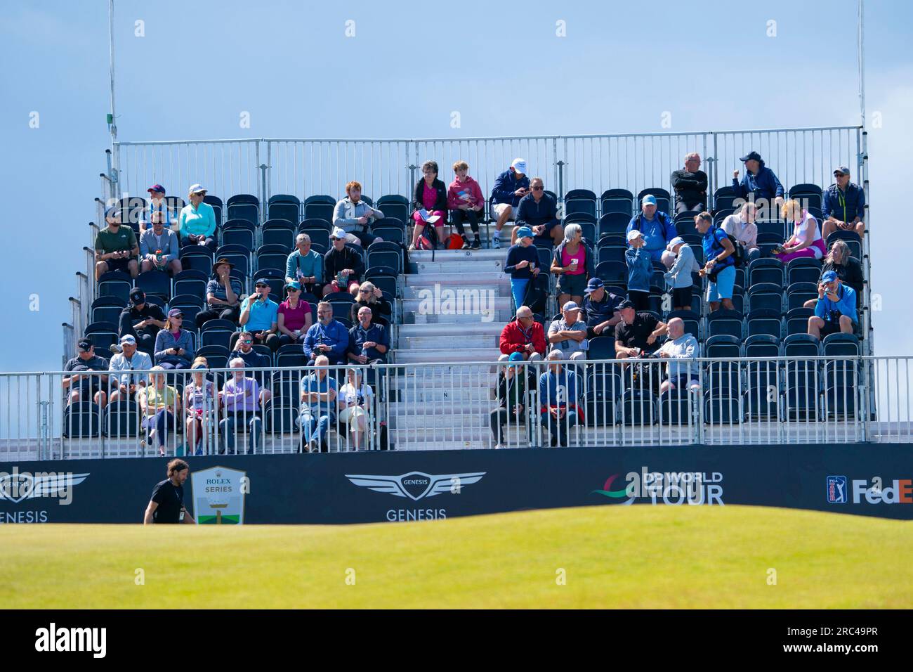 North Berwick, East Lothian, Scozia, Regno Unito. 12 luglio 2023. Lo spettatore si trova al 14° green al Genesis Scottish Open al Renaissance Club di North Berwick. Iain Masterton/Alamy Live News Foto Stock