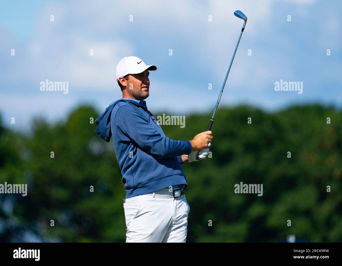 North Berwick, East Lothian, Scozia, Regno Unito. 12 luglio 2023. Scottie Scheffler gioca ad avvicinarsi al settimo green al Genesis Scottish Open al Renaissance Club di North Berwick. Iain Masterton/Alamy Live News Foto Stock