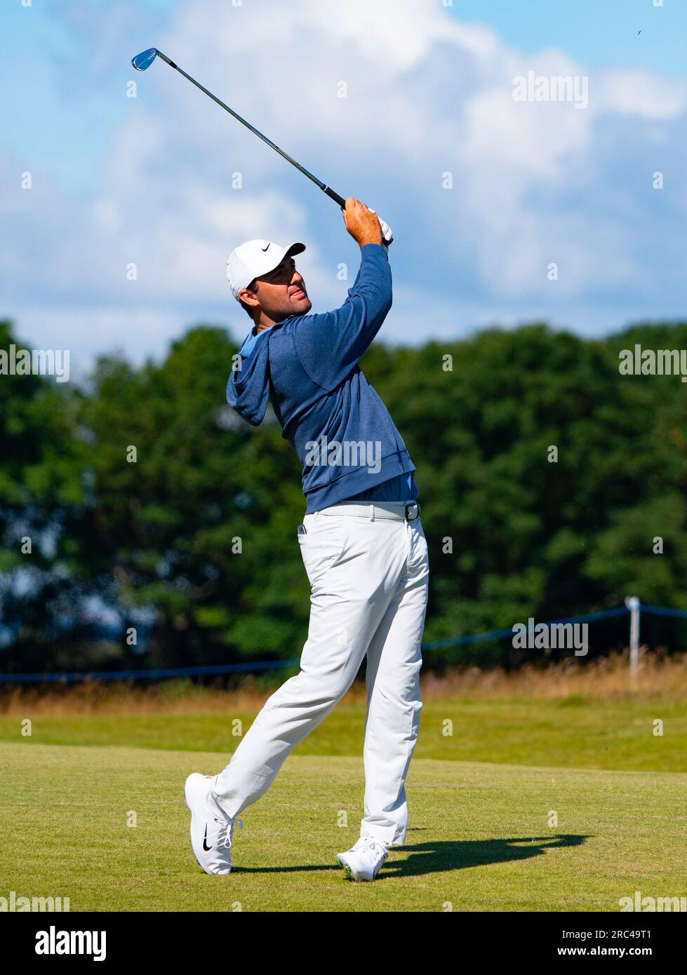 North Berwick, East Lothian, Scozia, Regno Unito. 12 luglio 2023. Scottie Scheffler gioca ad avvicinarsi al settimo green al Genesis Scottish Open al Renaissance Club di North Berwick. Iain Masterton/Alamy Live News Foto Stock
