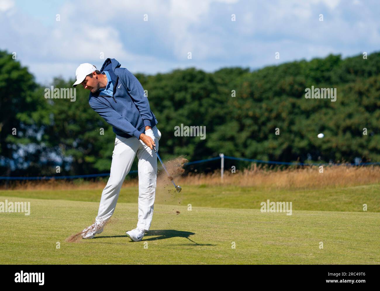 North Berwick, East Lothian, Scozia, Regno Unito. 12 luglio 2023. Scottie Scheffler gioca ad avvicinarsi al settimo green al Genesis Scottish Open al Renaissance Club di North Berwick. Iain Masterton/Alamy Live News Foto Stock