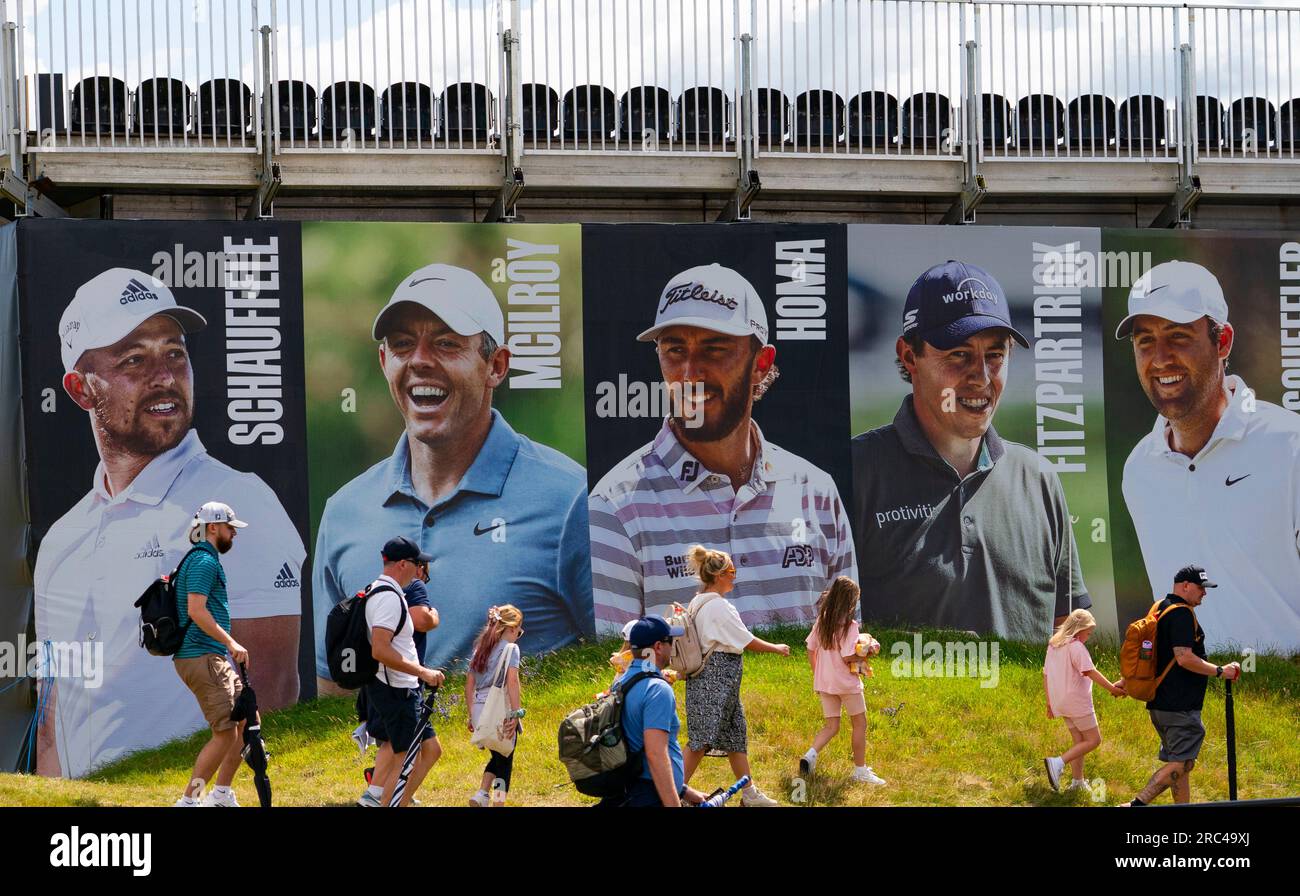 North Berwick, East Lothian, Scozia, Regno Unito. 12 luglio 2023. Gli spettatori camminano davanti a un grande cartellone al Genesis Scottish Open al Renaissance Club di North Berwick. Iain Masterton/Alamy Live News Foto Stock