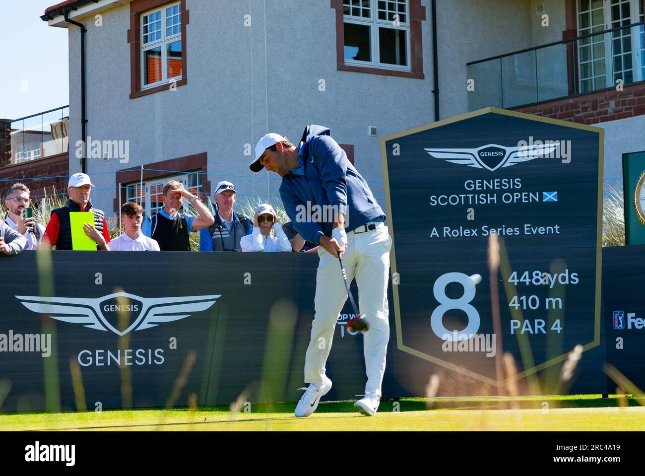 North Berwick, East Lothian, Scozia, Regno Unito. 12 luglio 2023. Scottie Scheffler guida l'ottavo tee al Genesis Scottish Open al Renaissance Club di North Berwick. Iain Masterton/Alamy Live News Foto Stock