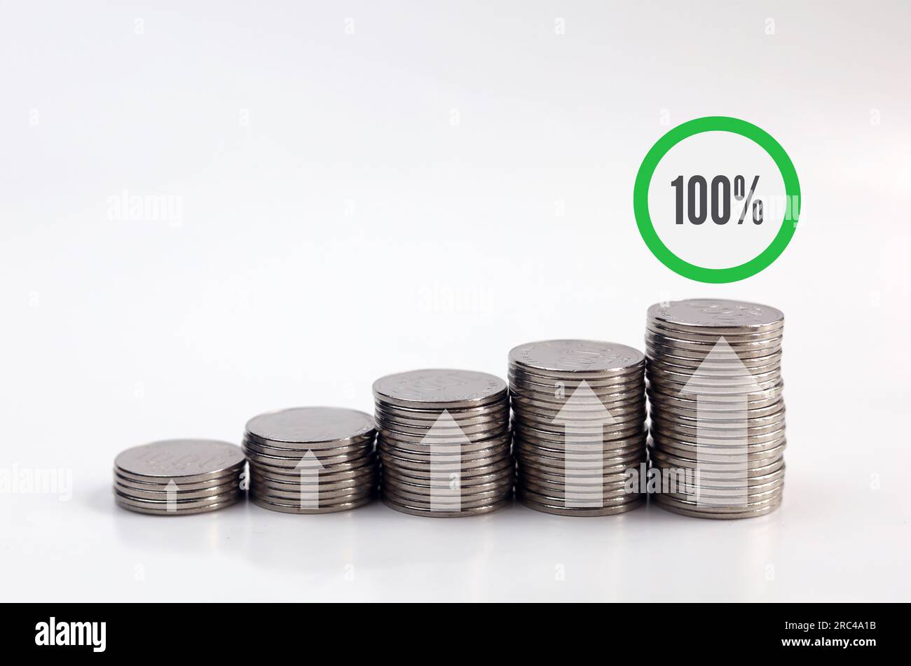 Monete impilamento di denaro con freccia verso l'alto e simbolo di percentuale per l'aumento delle banche finanziarie. Concetto di crescita aziendale. Foto Stock