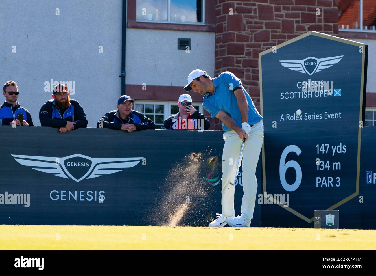 North Berwick, East Lothian, Scozia, Regno Unito. 12 luglio 2023. Scottie Scheffler guida il sesto tee al Genesis Scottish Open al Renaissance Club di North Berwick. Iain Masterton/Alamy Live News Foto Stock