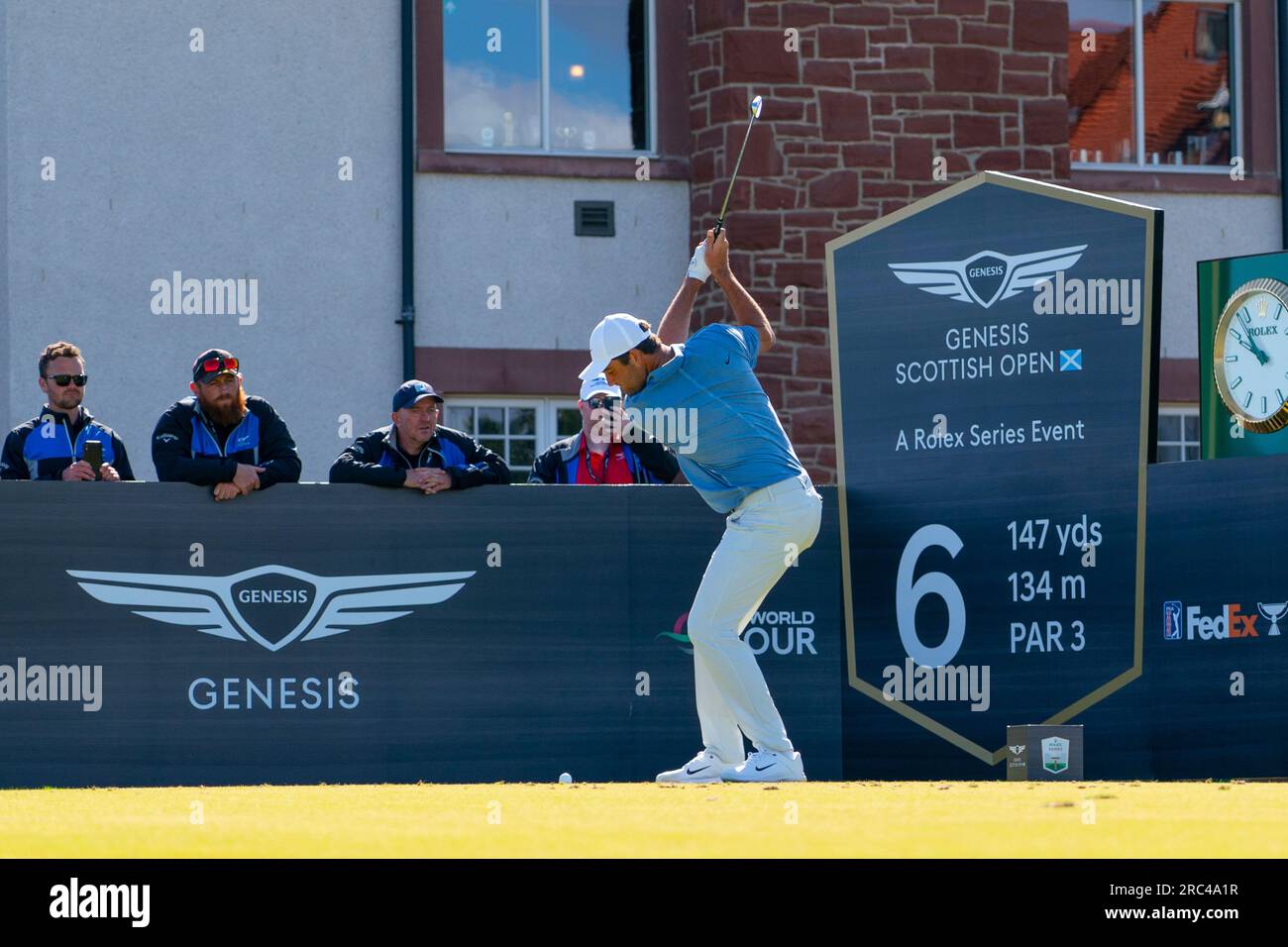 North Berwick, East Lothian, Scozia, Regno Unito. 12 luglio 2023. Scottie Scheffler guida il sesto tee al Genesis Scottish Open al Renaissance Club di North Berwick. Iain Masterton/Alamy Live News Foto Stock