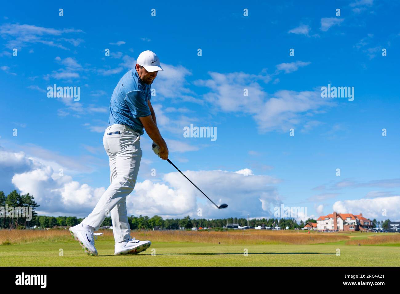 North Berwick, East Lothian, Scozia, Regno Unito. 12 luglio 2023. Scottie Scheffler guida il quinto tee al Genesis Scottish Open al Renaissance Club di North Berwick. Iain Masterton/Alamy Live News Foto Stock