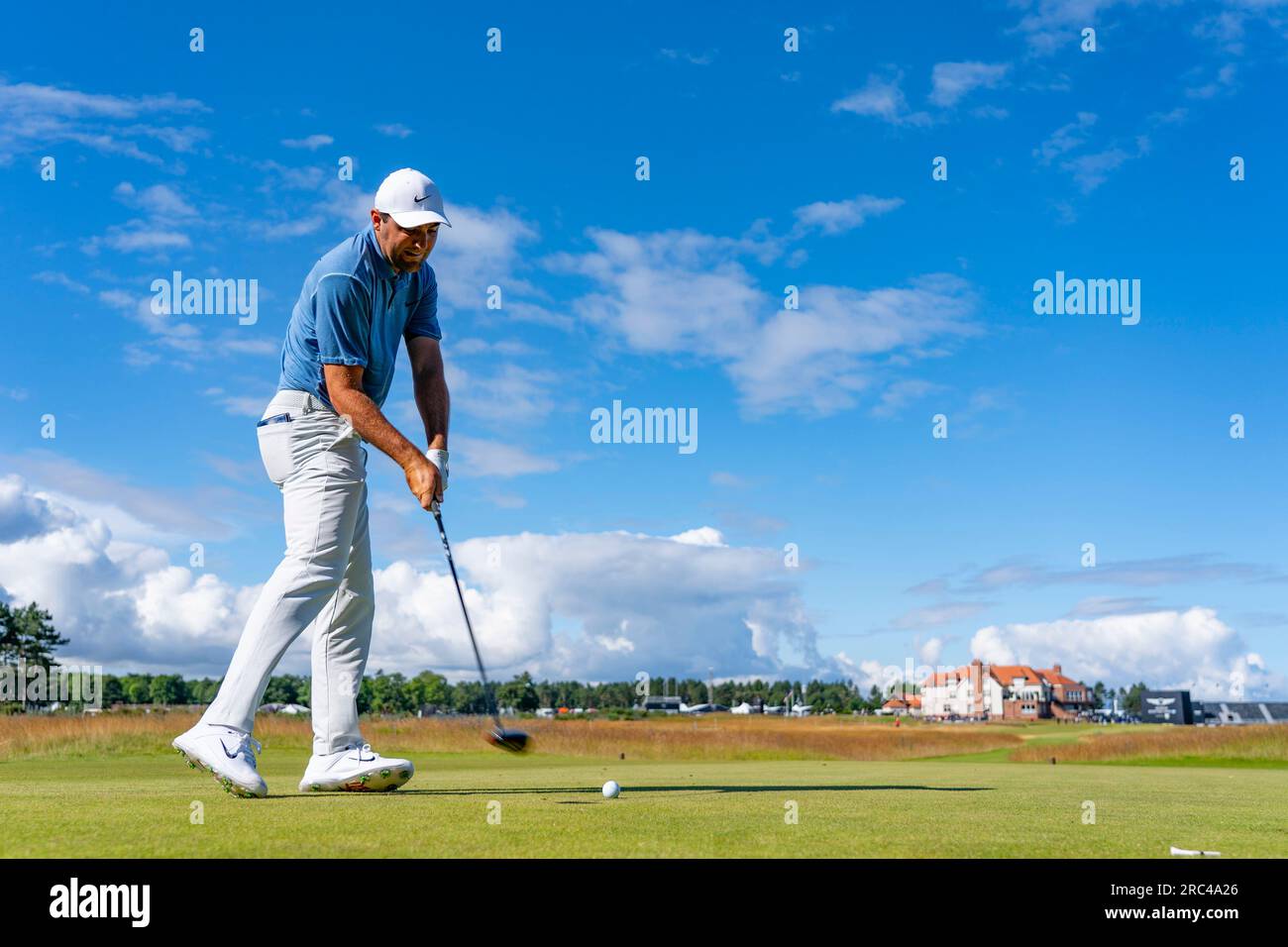 North Berwick, East Lothian, Scozia, Regno Unito. 12 luglio 2023. Scottie Scheffler guida il quinto tee al Genesis Scottish Open al Renaissance Club di North Berwick. Iain Masterton/Alamy Live News Foto Stock