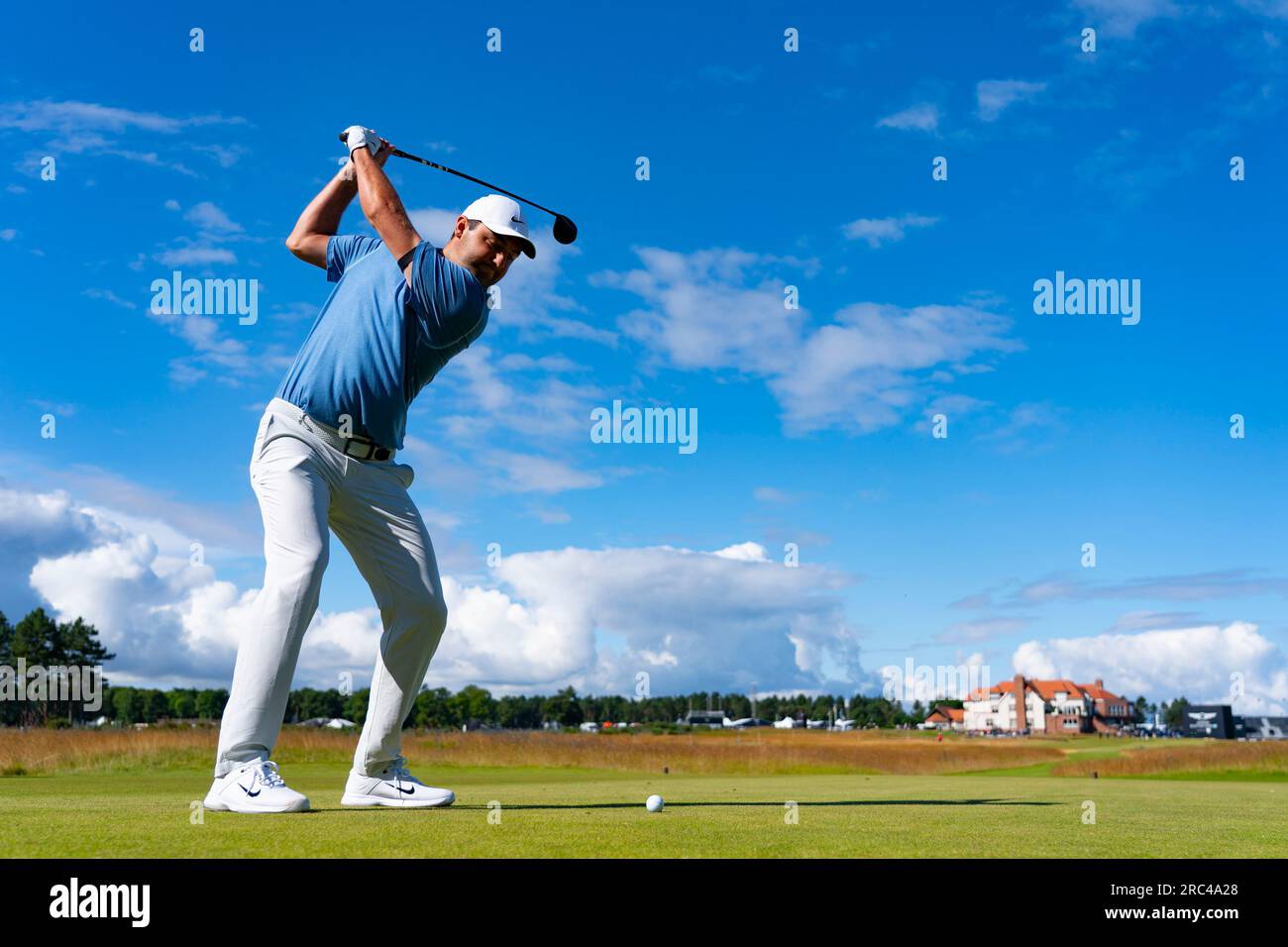 North Berwick, East Lothian, Scozia, Regno Unito. 12 luglio 2023. Scottie Scheffler guida il quinto tee al Genesis Scottish Open al Renaissance Club di North Berwick. Iain Masterton/Alamy Live News Foto Stock