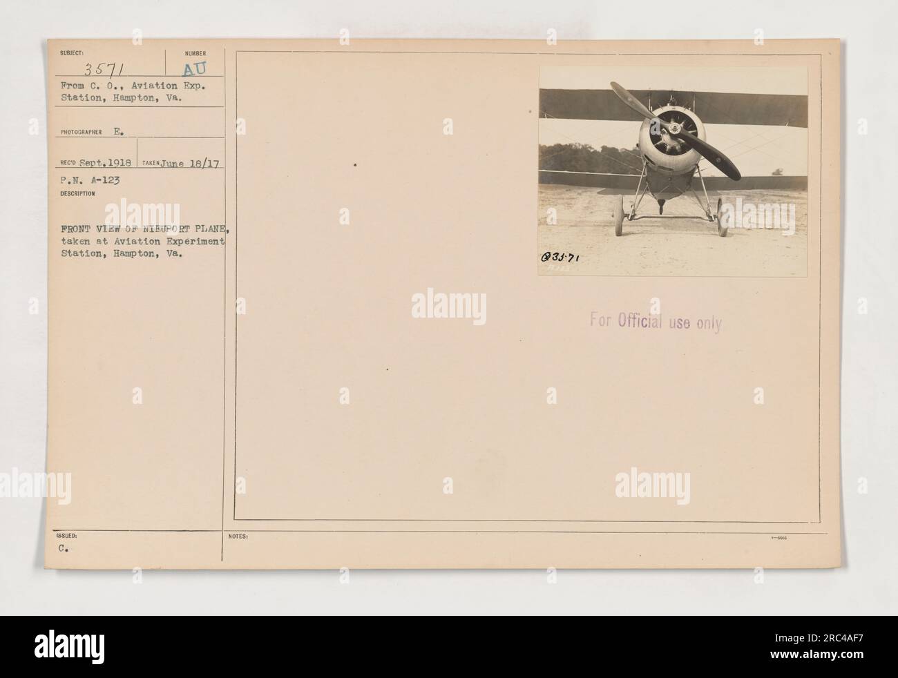 111-SC-3571 è una fotografia scattata il 18 giugno 1917 presso la Aviation Experiment Station di Hampton, Virginia. Mostra una vista frontale di un aereo Nieuport. La fotografia era numerata e registrata solo per uso ufficiale. Faceva parte di una collezione di fotografie che documentavano le attività militari americane durante la prima guerra mondiale. Foto Stock