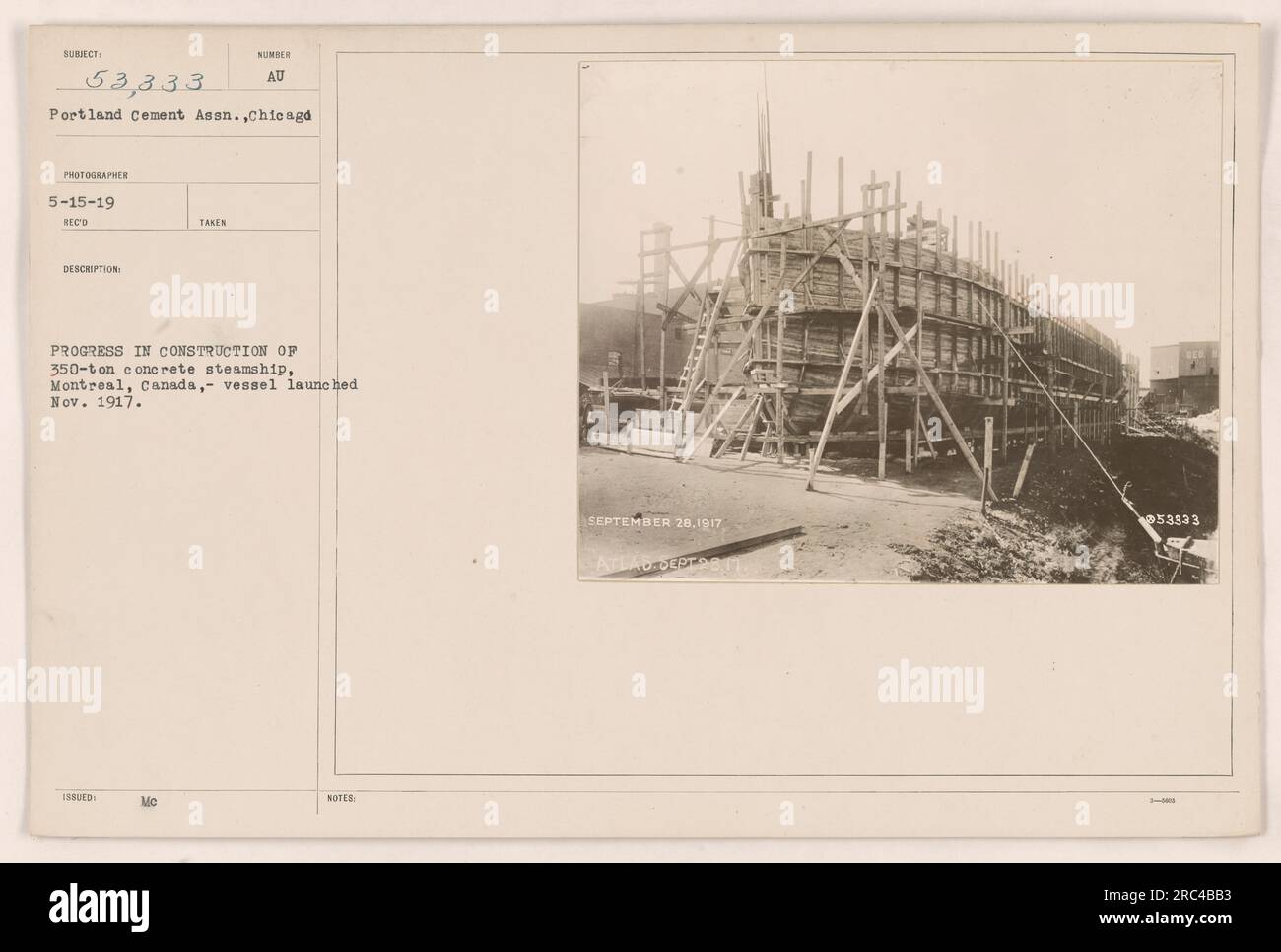 Avanzamento della costruzione di una nave a vapore in cemento da 350 tonnellate a Montreal, Canada. La nave è stata varata nel novembre 1917. La fotografia, scattata dalla Portland Cement Association, è un resoconto del processo di costruzione del 28 settembre 1917. Foto Stock