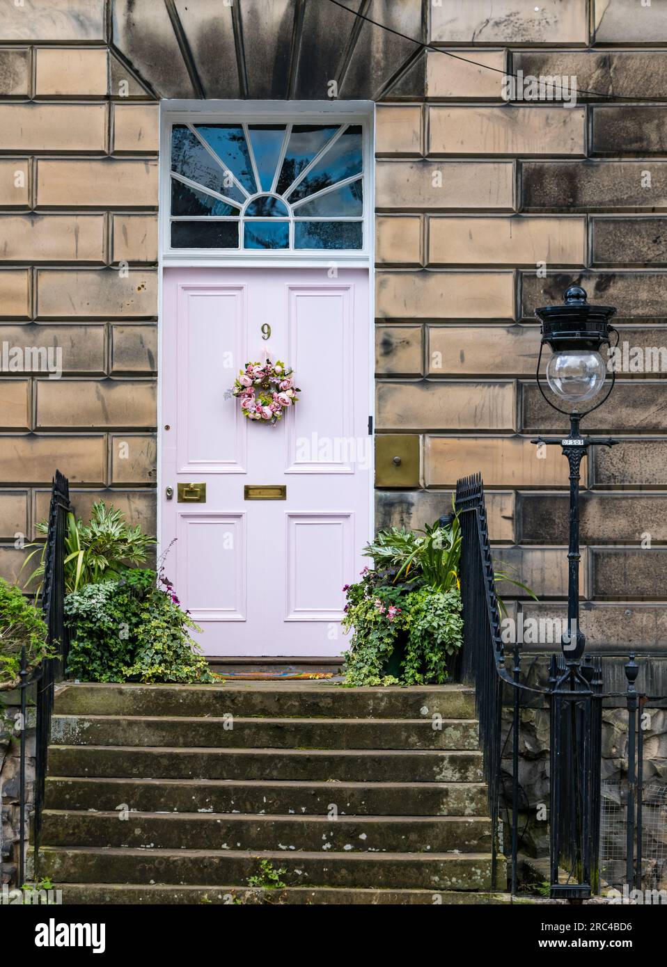 Miranda Dickson casa georgiana con porta rosa pallido appena dipinta con corona, Drummond Place, Edinburgh New Town, Scotland, UK Foto Stock