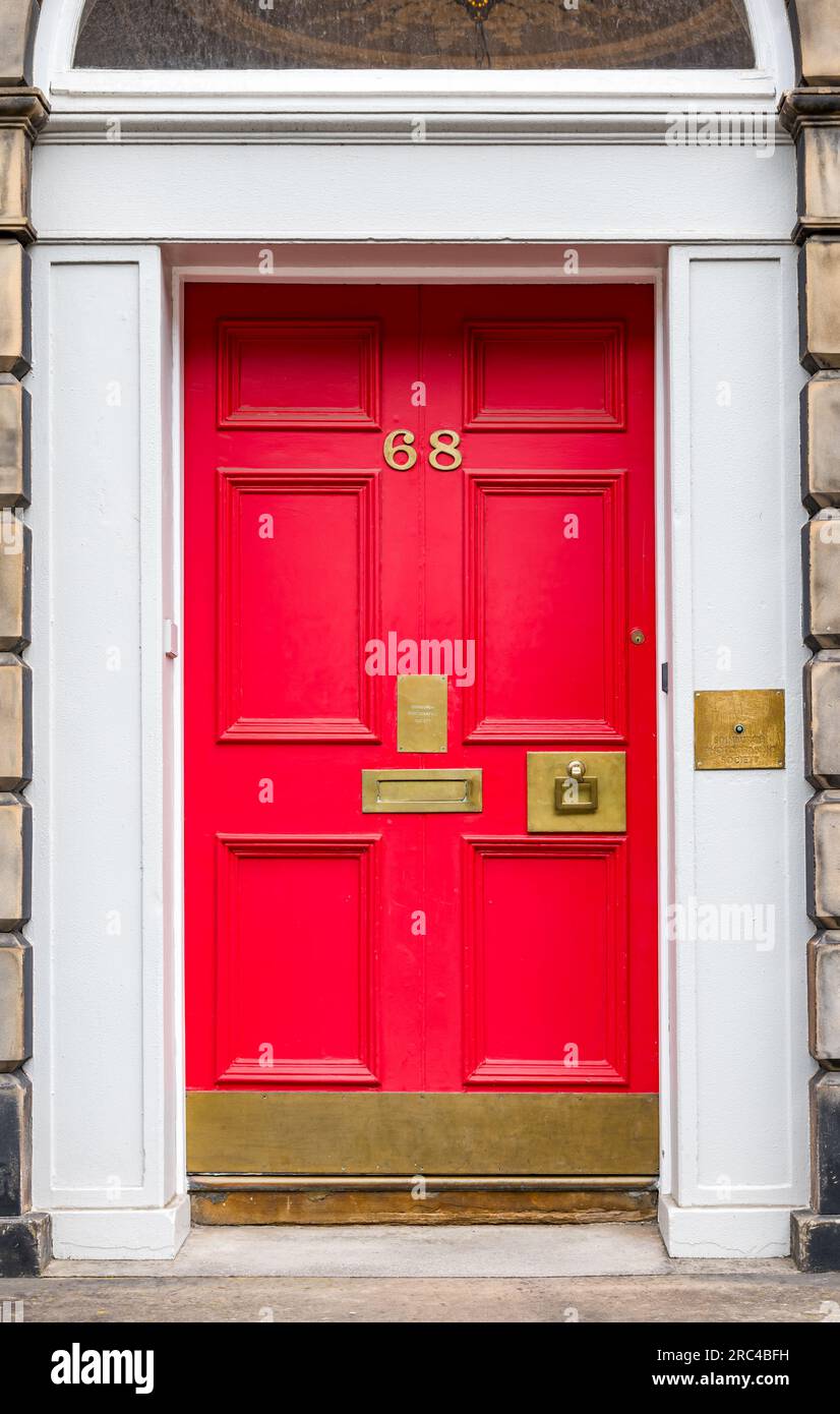 Porta d'ingresso dipinta con colori vivaci, Edinburgh Photographic Society, Great King Street, Scozia, Regno Unito Foto Stock