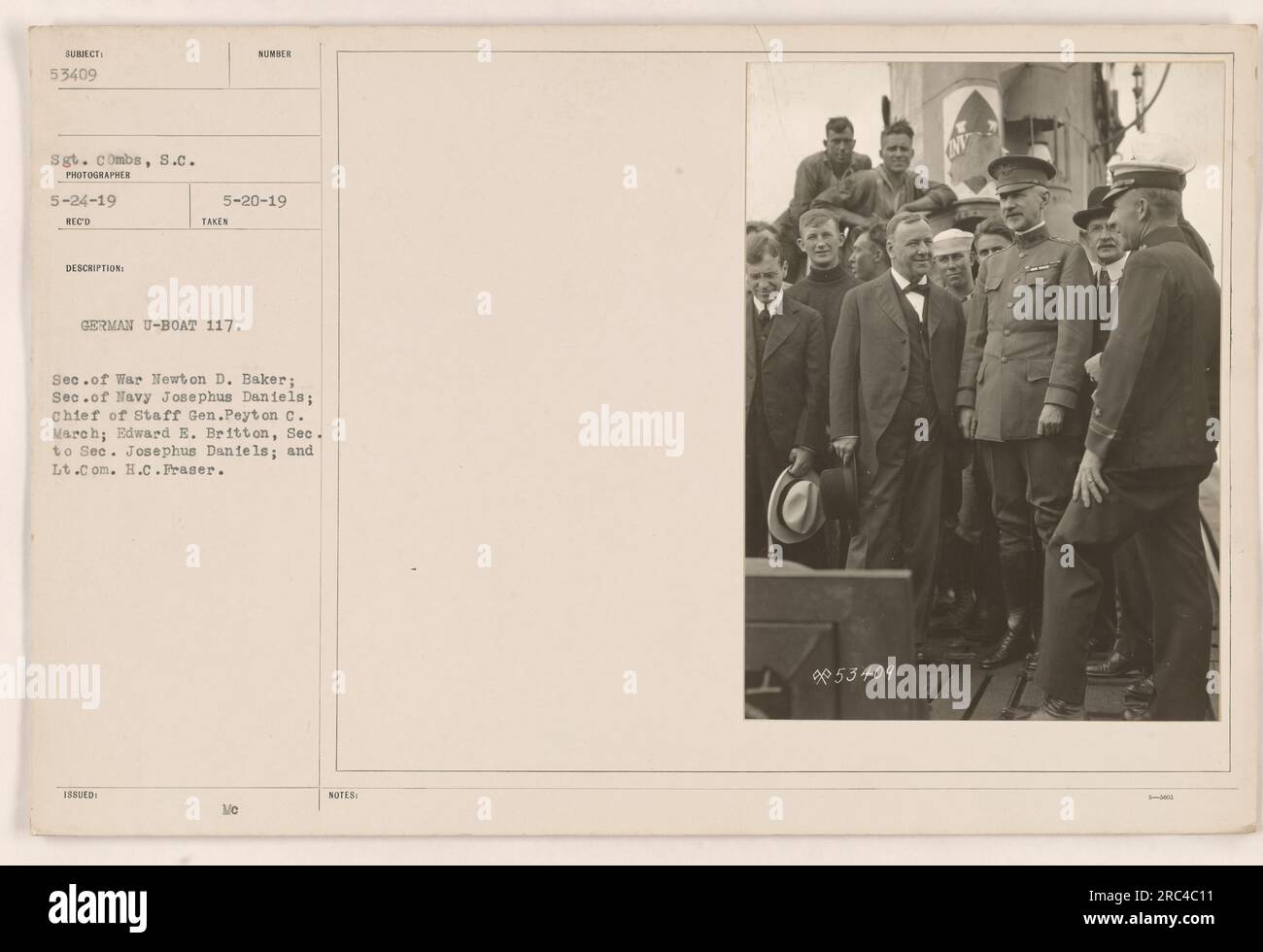 Un gruppo di funzionari e personale militare si trova su un U-Boat tedesco 117. Gli individui nella foto includono il Segretario della Marina Josephus Daniels, il Capo di Stato maggiore generale Peyton C. March, Edward E. Britton (Segretario del Segretario Josephus Daniels) e il Tenente Comm. H.C. Fraser. La foto è stata scattata il 24 maggio 1919 e ricevuta il 20 maggio 1919. Cattura la cattura dell'U-Boat tedesco da parte del personale militare americano. Ulteriori note indicano il numero di emissione e la presenza del Segretario alla Guerra Newton D. Baker. Sono menzionati anche Sgt. Combs, S.C. e il fotografo. Foto Stock