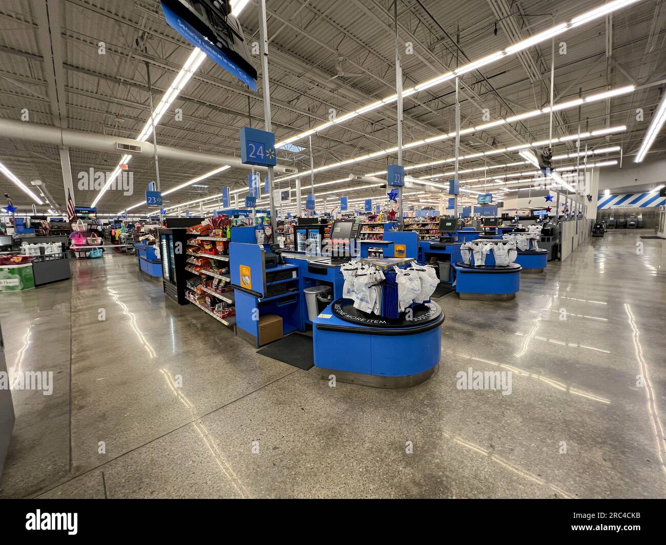 Norfolk, Nebraska USA - 12 maggio 2023: Il cassiere si trova nei banchi di cassa di un negozio Walmart senza persone. Foto Stock