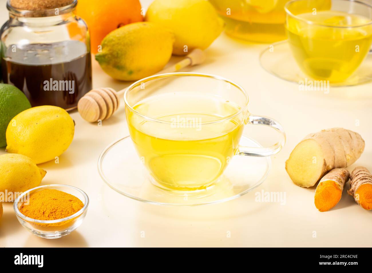Tè alla curcuma allo zenzero con miele e limone fresco. Infusione naturale di erbe per il freddo e l'immunità. Tazza calda di tè. Foto Stock