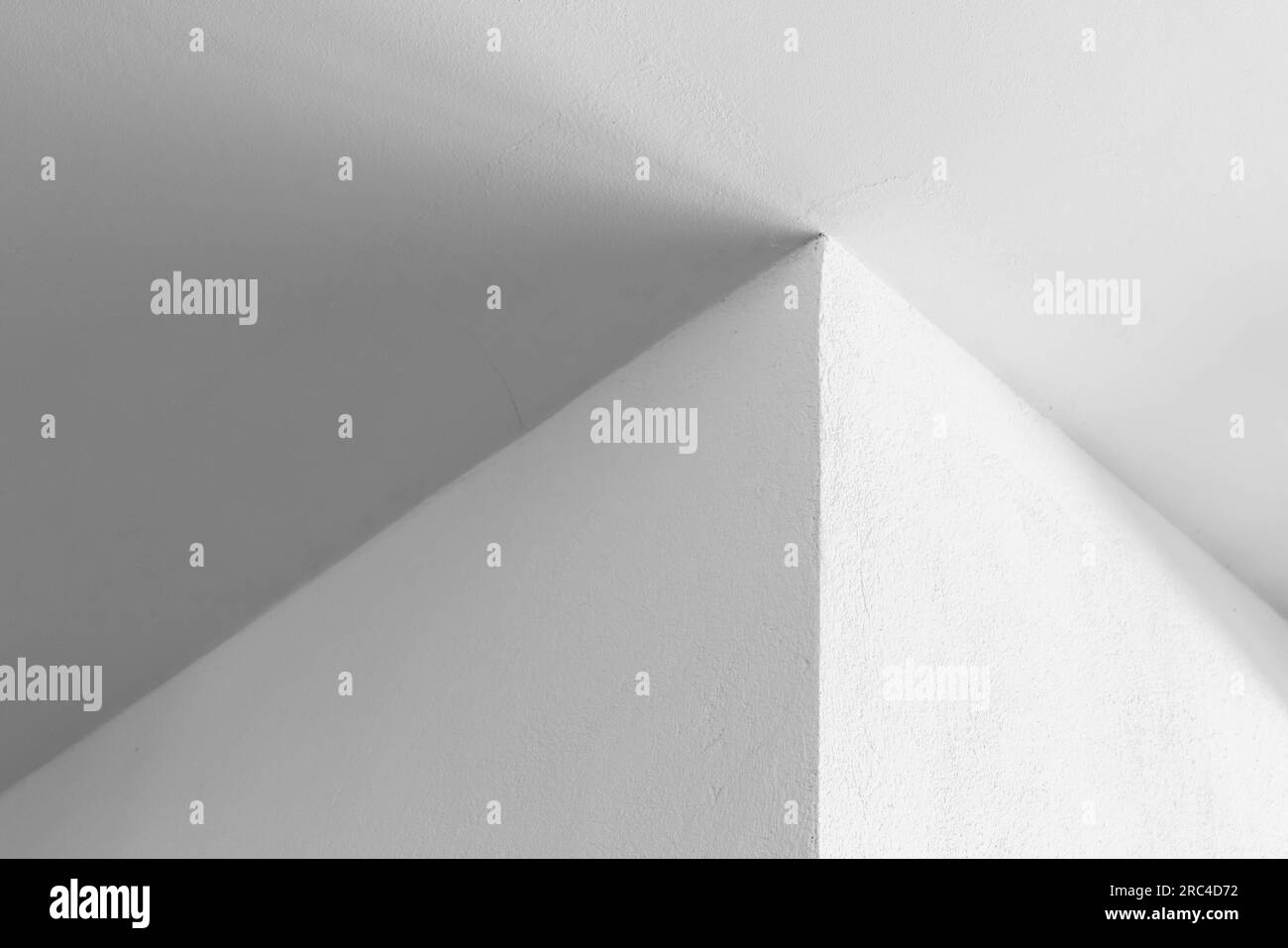 Angolo bianco e soffitto. Sfondo dell'architettura astratta, foto in bianco e nero Foto Stock