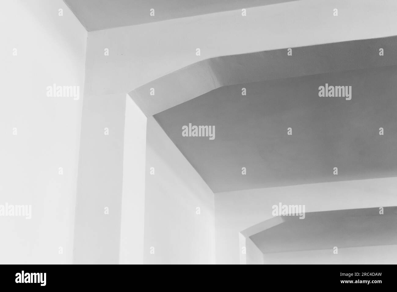 Sfondo fotografico astratto di architettura minimalista bianca, frammento con travi a soffitto e parete Foto Stock