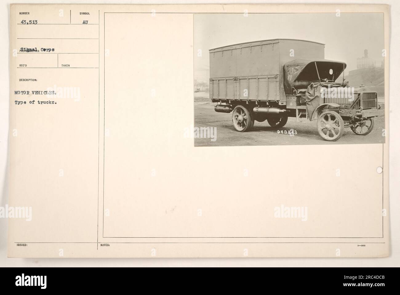 Questa immagine mostra una flotta di veicoli a motore utilizzati dal Signal Corps durante la prima guerra mondiale. I carrelli sono di vari tipi e sono mostrati allineati in modo organizzato. La fotografia è etichettata con il numero di identificazione 43.513 e indica che l'immagine è stata scattata per scopi descrittivi. Foto Stock
