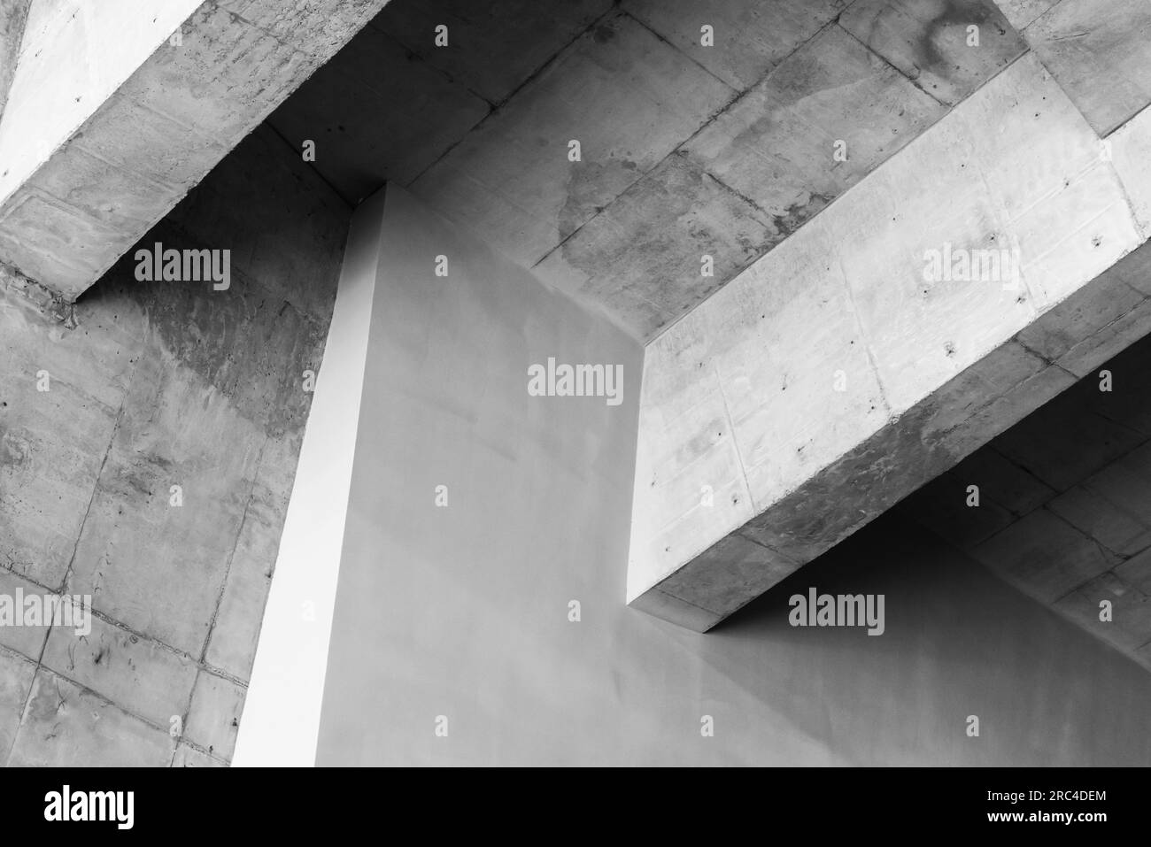 Foto astratta di architettura moderna di sfondo, design d'interni in cemento con travi a soffitto Foto Stock
