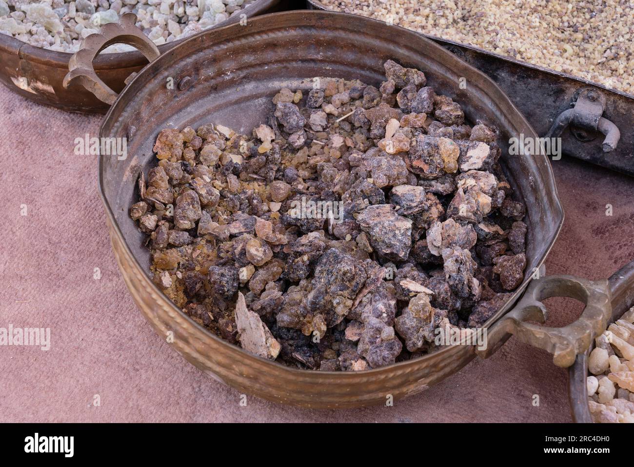 Jordan, Petra, Black Hojari frankincense incenso in resina olibanum in vendita. Il parco archeologico di Petra è un parco nazionale giordano e un'UNESCO World Her Foto Stock