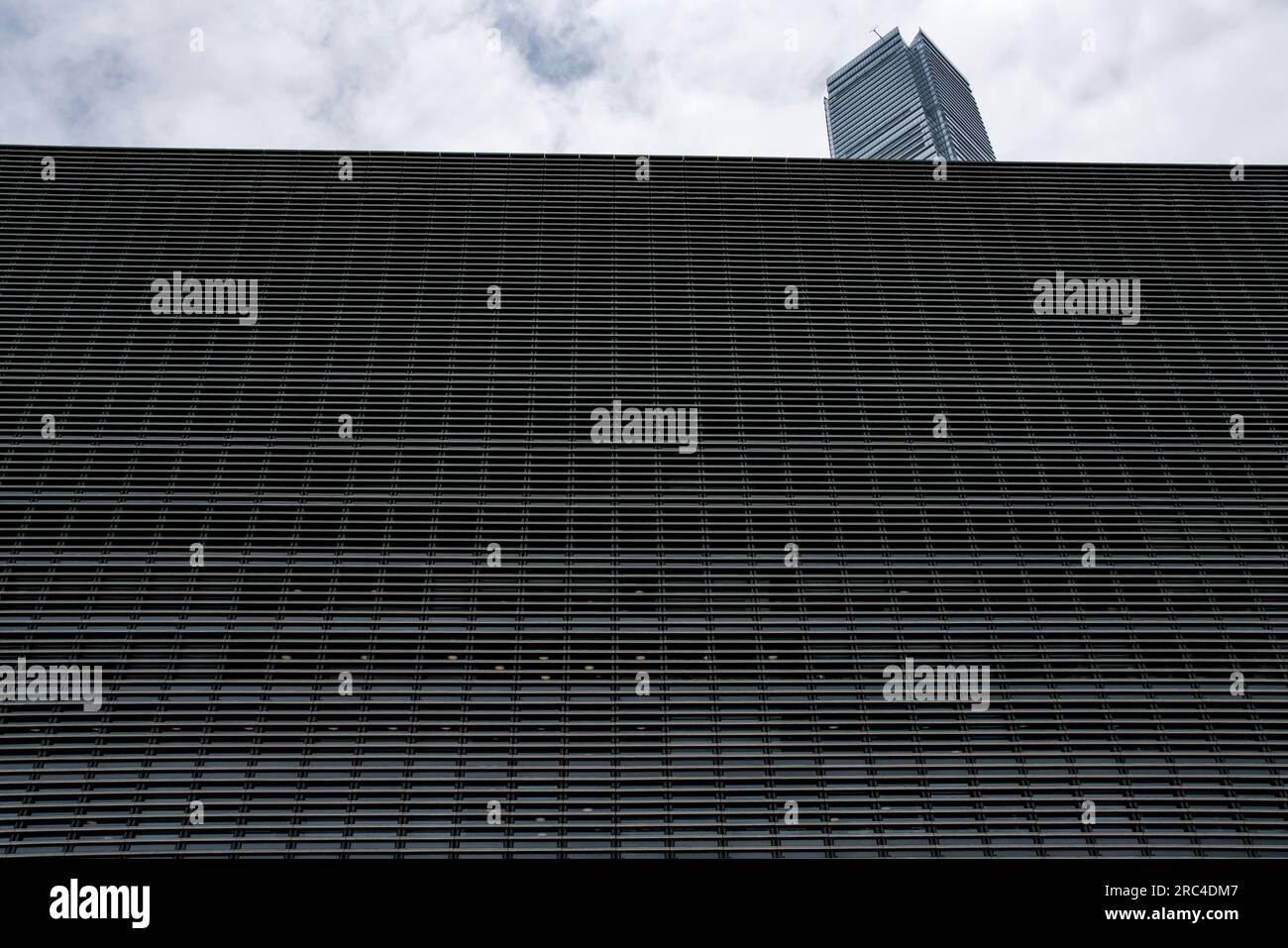 Facciate di edifici moderni nel quartiere culturale di West Kowloon, Hong Kong, Cina Foto Stock