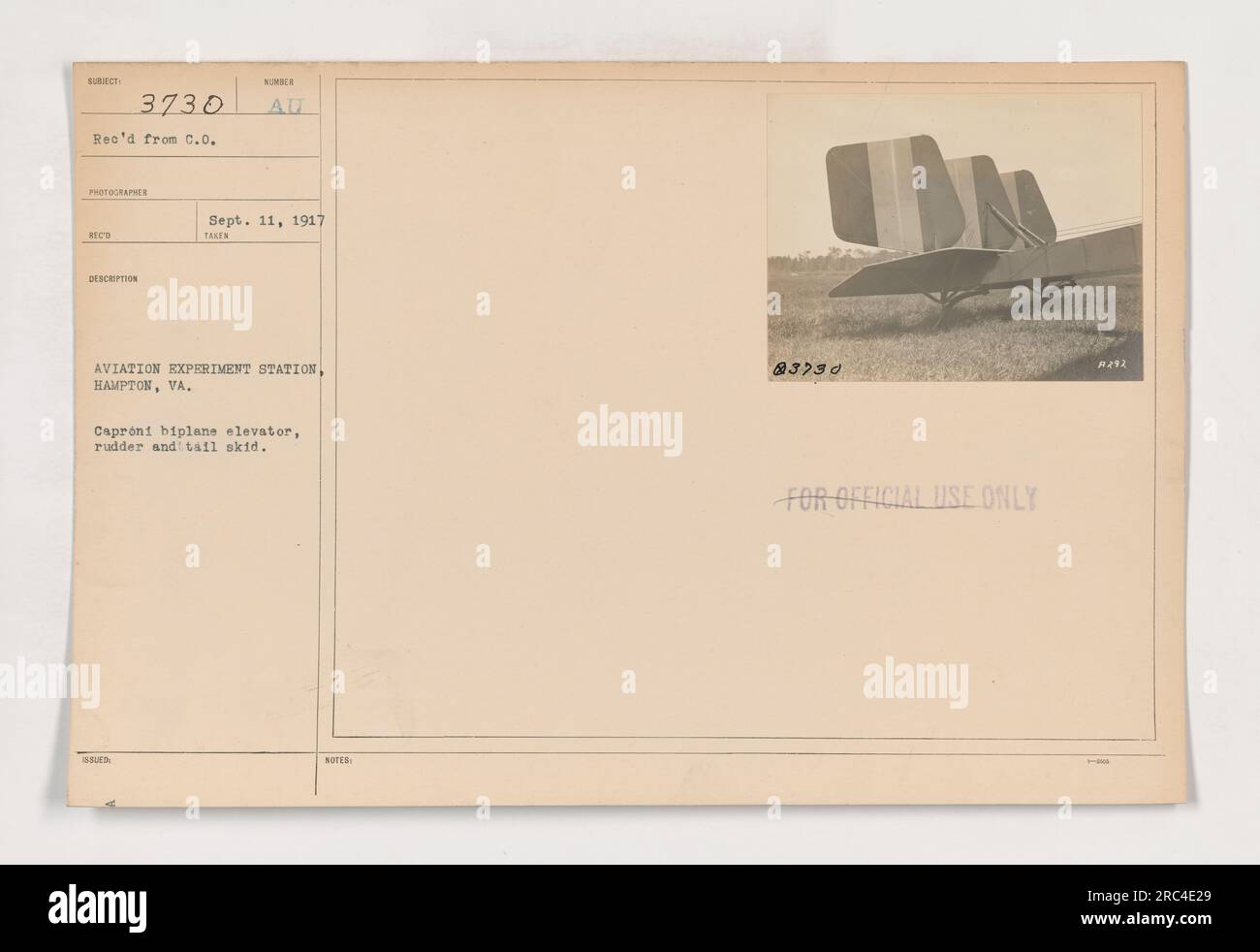 Immagine di un biplano Caproni alla Aviation Experiment Station di Hampton, Virginia, durante la prima guerra mondiale. La fotografia mostra l'ascensore, il timone e lo skid di coda dell'aereo. Classificato esclusivamente come uso ufficiale (R292)." Foto Stock