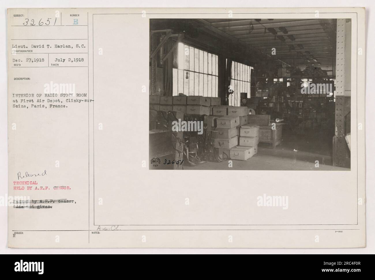 Interno della sala radio del primo Air Depot di Clinky-sur-Seine, Parigi, Francia. La foto è stata scattata il 2 luglio 1918 e ricevuta il 27 dicembre 1918. È stato rilasciato e detenuto dall'A.E.P. Censor. Non sono state fornite informazioni o note aggiuntive. Foto Stock