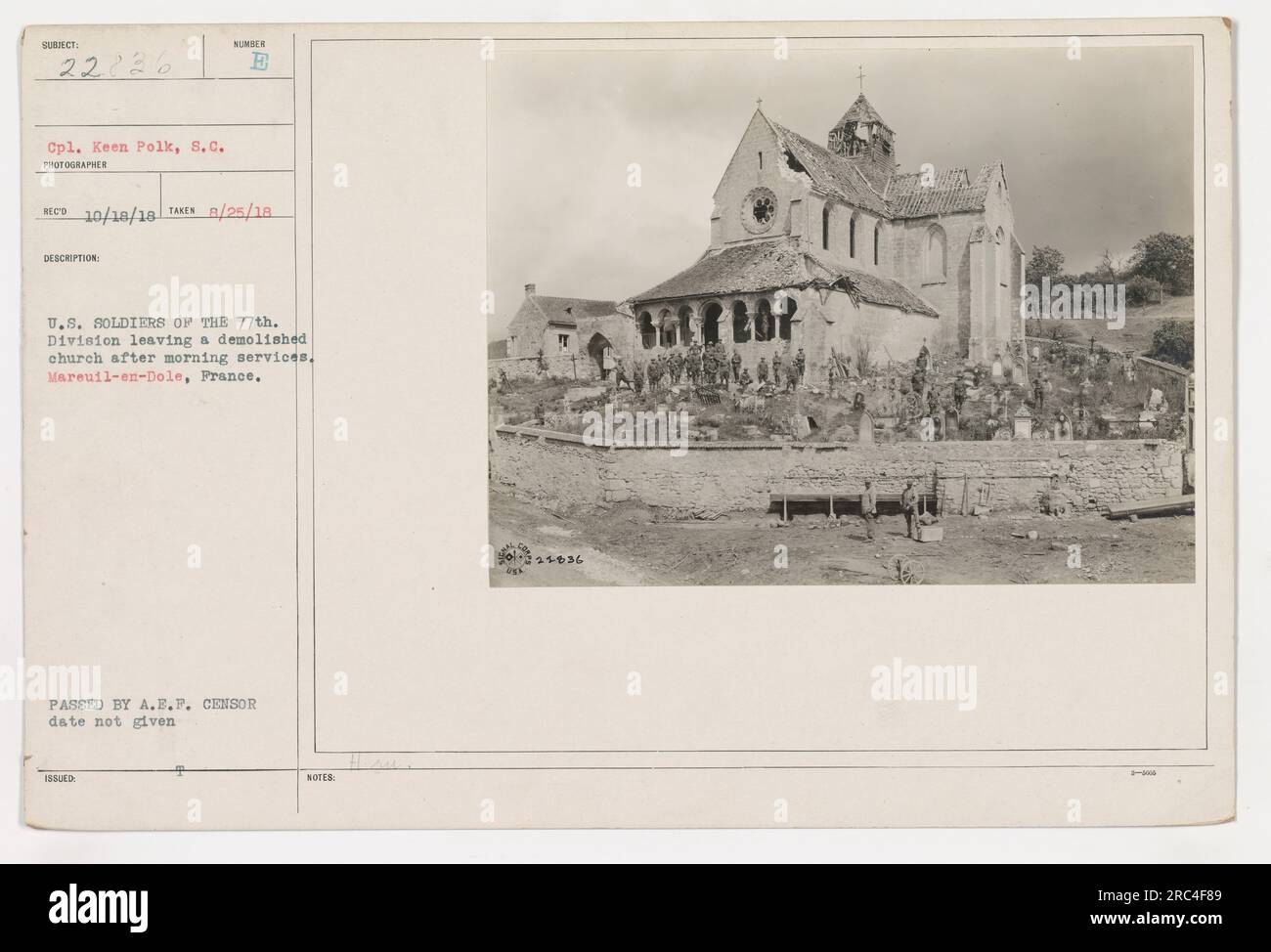Didascalia: I soldati statunitensi della 77th Division lasciano una chiesa demolita dopo le funzioni mattutine a Mareuil-en-Dole, in Francia durante la prima guerra mondiale 10 ottobre 1918. Fotografia scattata da Cpl. Keen Polk, S.C.. Emesso e approvato da A.E.P. censor. (Numero fotografia: 111-SC-22836) Foto Stock