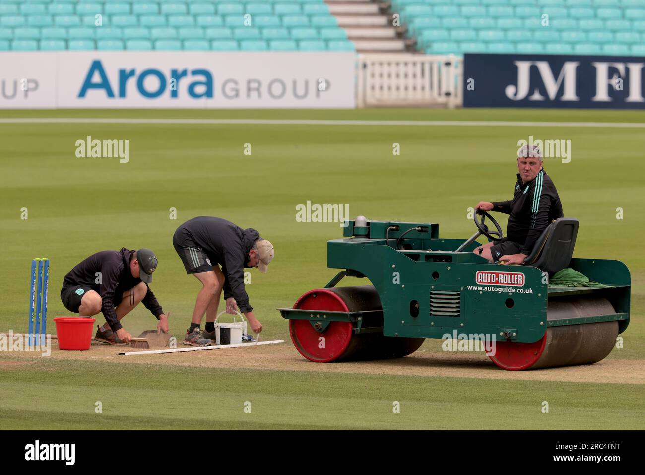 Londra, Regno Unito. 12 luglio 2023. Il personale di terra al lavoro come Surrey affronta il Nottinghamshire nel County Championship al Kia Oval, Day Three Credit: David Rowe/Alamy Live News Foto Stock