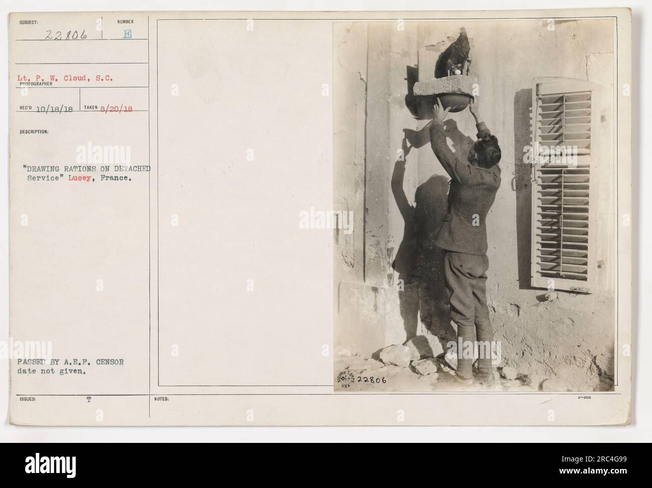 Il tenente P. W. Cloud, S.C., è raffigurato il 20 agosto 1918 a Lucey, in Francia, mentre disegnava razioni durante il servizio distaccato. La foto è stata scattata dal fotografo ufficiale RECO il 18 ottobre 1918. È stato emesso e approvato dalla A.E.F. censor, anche se la data specifica non è fornita. Foto Stock