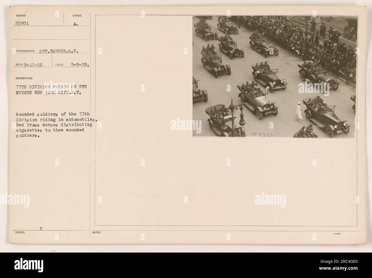 I soldati feriti della 77th Division cavalcano in auto durante una parata sulla 5th Avenue, New York. Le infermiere della Croce Rossa possono essere viste distribuire sigarette ai soldati feriti. Questa fotografia fa parte della collezione denominata Sumber 53201, scattata dal sergente Bonner S.C il 12 settembre 1919 e originariamente fotografata il 9 maggio 1919." Foto Stock