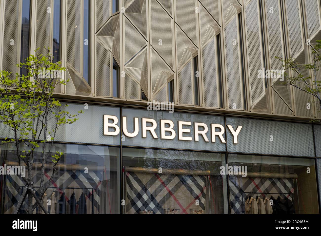 Seul, Corea del Sud - 4 aprile 2023: Segnaletica per i negozi di Burberry a Cheongdam-dong. È una casa di moda di lusso britannica con sede a Londra, in Inghilterra Foto Stock