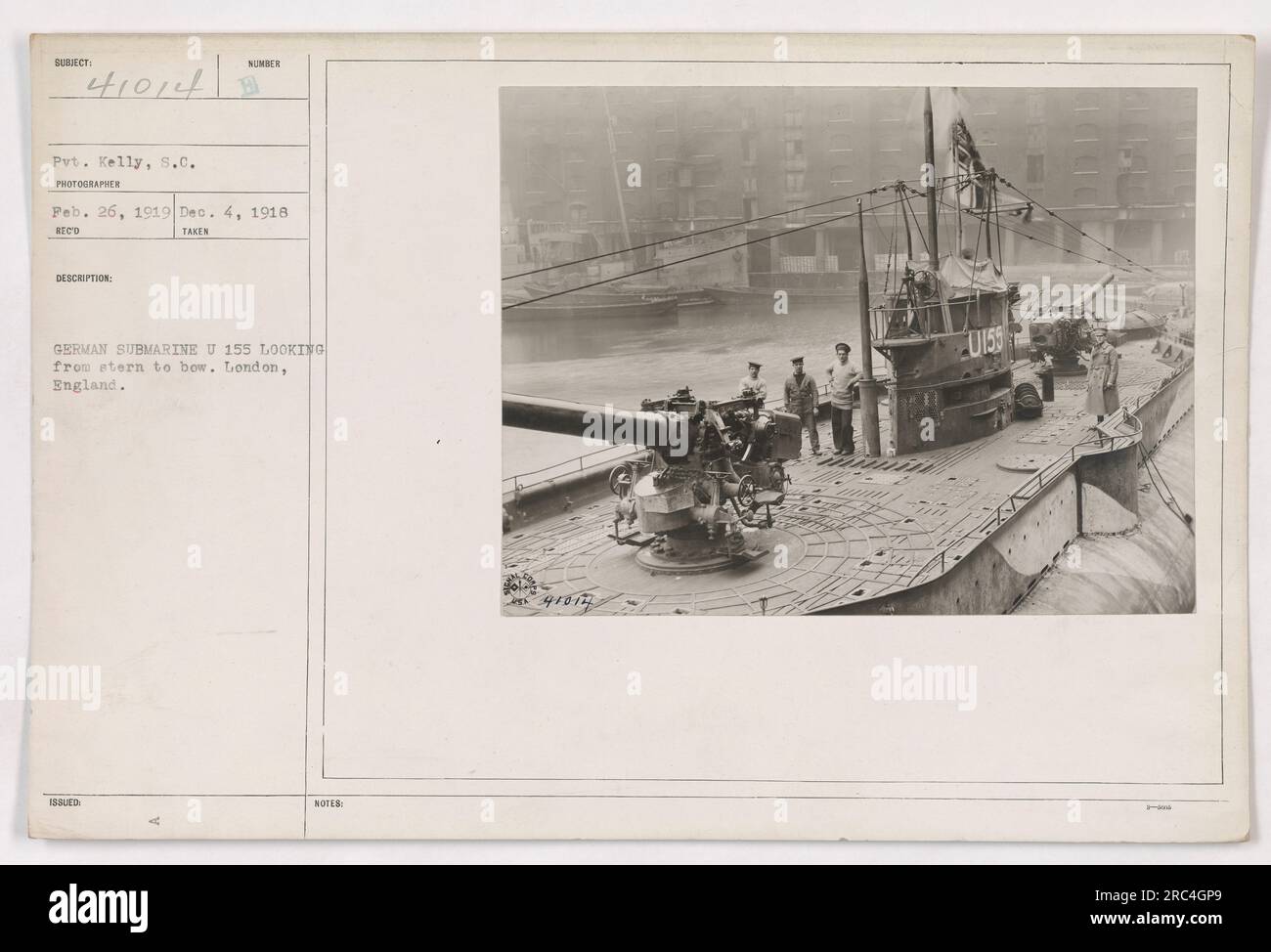 Questa foto, scattata da Pvt. Kelly il 26 febbraio 1919, mostra una vista dal ponte di una nave che guarda verso la prua. La posizione è Londra, Inghilterra. La nave a fuoco è un sottomarino tedesco U 155. Questa immagine è stata catturata durante la prima guerra mondiale ed è significativa nella documentazione delle attività militari. Foto Stock