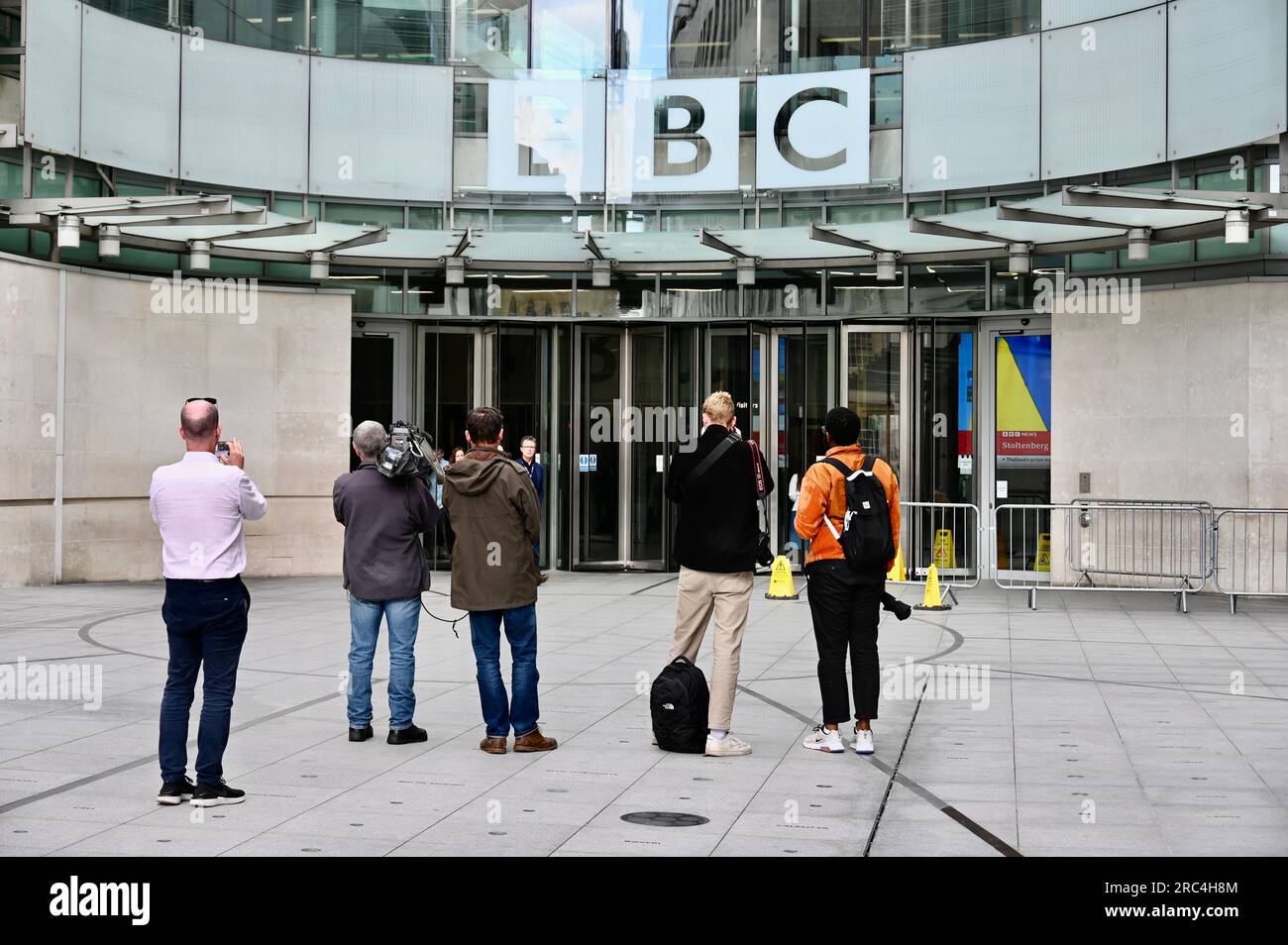 Londra, Regno Unito. Scandalo BBC Presenter. I media continuarono a riunirsi fuori da Broadcasting House sulla scia dello scandalo del presentatore della BBC. È stato affermato che un adolescente è stato pagato da un presentatore per fotografie esplicite. Un presentatore anonimo è stato sospeso dalla BBC in attesa di un'indagine. Altri tre giovani si sono poi fatti avanti per affermare che anche il presentatore li ha contattati. Crediti: michael melia/Alamy Live News Foto Stock