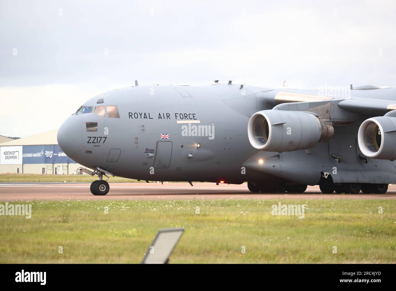 Fairford, Regno Unito. 12 luglio 2023. RAF Boeing C-17A Globemaster arriva per il RIAT 2023 Air Show. Crediti: Uwe Deffner/Alamy Live News Foto Stock