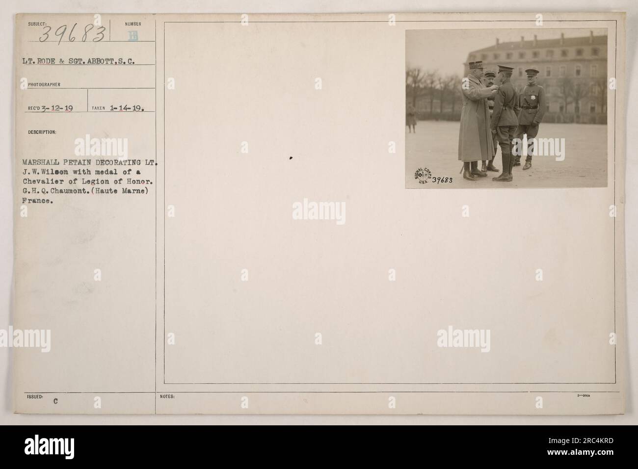 Tenente Rode e SCT. Abbott, insieme al tenente J. W. Wilson, sono visti in questa fotografia scattata il 14 gennaio 1919. L'immagine cattura il maresciallo Petain che decora il tenente Wilson con la medaglia di un cavaliere della Legion d'Onore a G.H.Q. Chaumont in Haute Marne, Francia. Nota: Fotografia numero 39683. Foto Stock