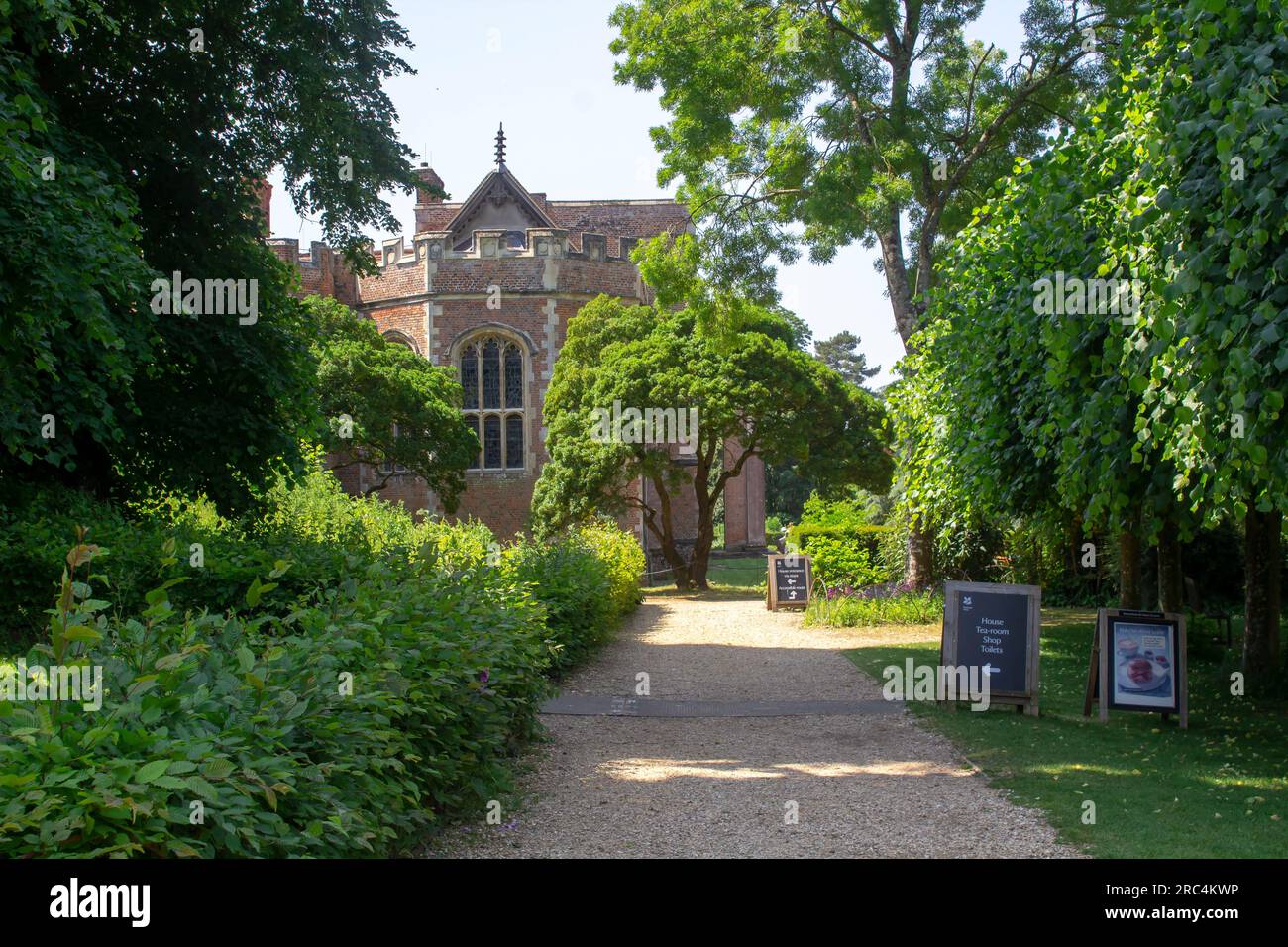 13 giugno 23 il sentiero di ghiaia attraverso i giardini restaurati del National Trust presso la residenza Vyne, che è una storica residenza reale Tudor vicino a Sherbourne Foto Stock