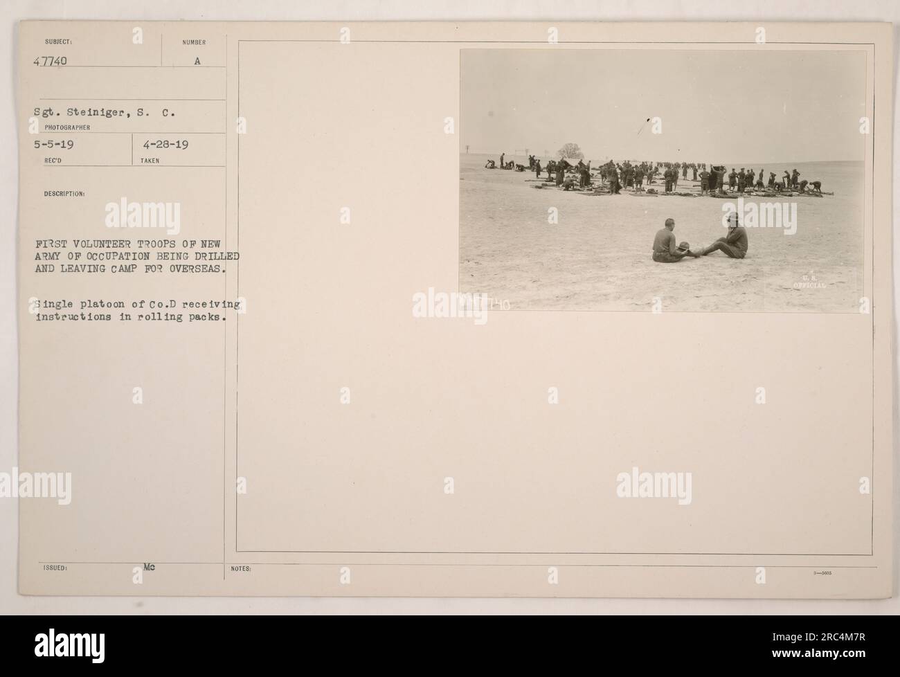 I soldati della compagnia D ricevono istruzioni sui pacchetti rotanti prima di partire da Camp Meade per oltremare come parte del nuovo esercito di occupazione nella prima guerra mondiale. Questa foto è stata scattata il 28 aprile 1919 dal sergente Steiniger. Foto Stock