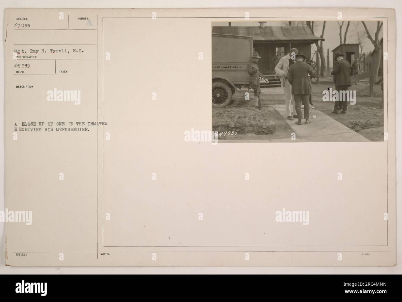 Una fotografia che mostra il sergente ray R. Tyrell, S.C. che cattura un primo piano di un detenuto che riceve la sua merce. Questa immagine è annotata con informazioni descrittive come TDTO419 SUBIECT 47 055 e il fotografo è identificato come 44349 RECO. Sumber scattato e rilasciato indica l'origine e la distribuzione della fotografia. Foto Stock