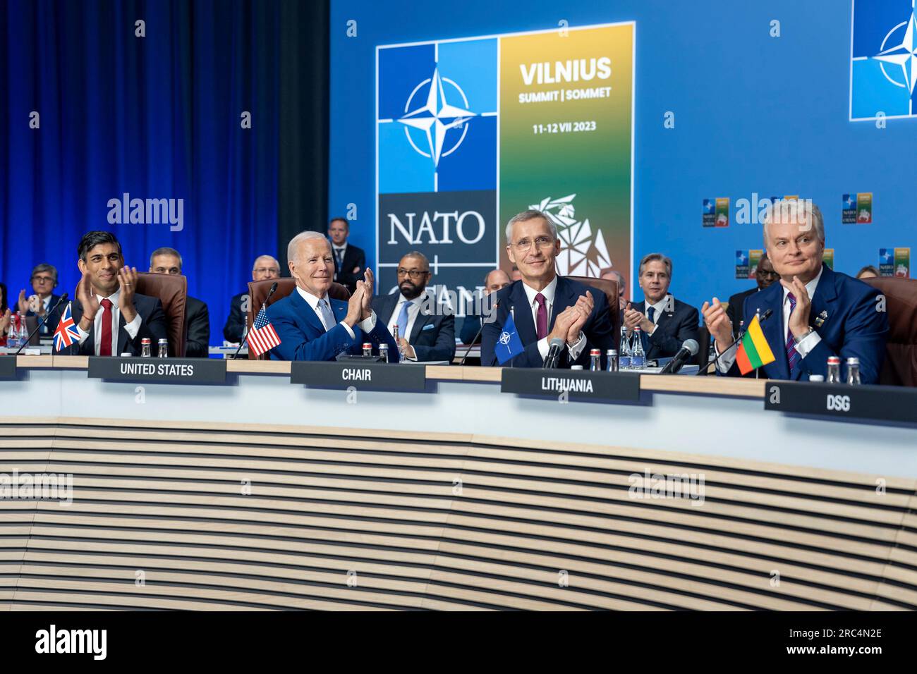 Vilnius, Lituania. 12 luglio 2023. Il presidente degli Stati Uniti Joe Biden, seconda sinistra, applaude il presidente ucraino Volodymyr Zelenskyy durante la riunione del Consiglio NATO-Ucraina al vertice NATO del 12 luglio 2023 a Vilnius, Lituania. Seduta da sinistra: Primo ministro britannico Rishi Sunak, Stati Uniti Il presidente Joe Biden, il segretario generale della NATO Jens Stoltenberg e il presidente lituano Gitanas Nauseda. Credito: Adam Schultz/White House Photo/Alamy Live News Foto Stock