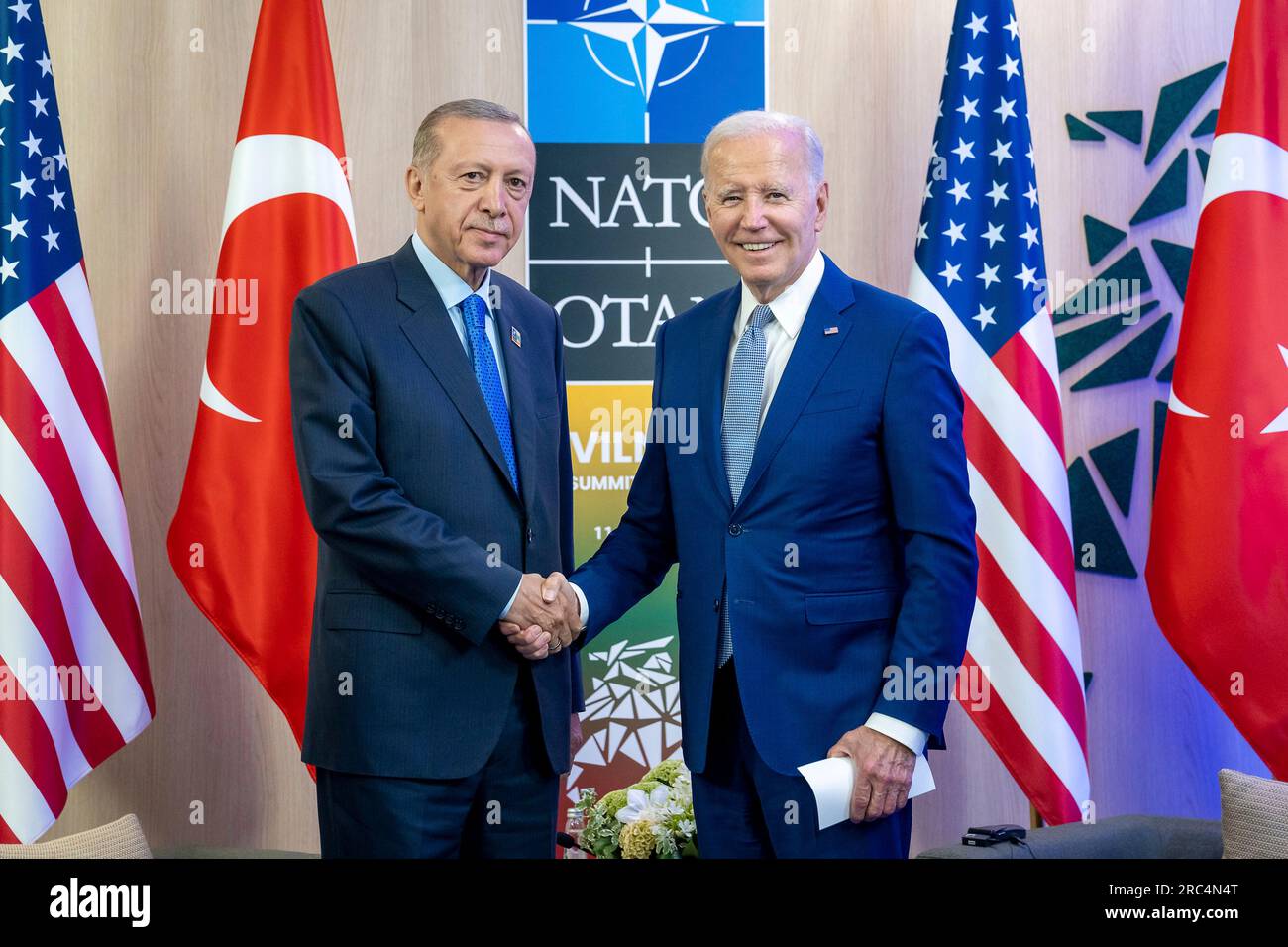 Vilnius, Lituania. 11 luglio 2023. Il presidente degli Stati Uniti Joe Biden, a destra, stringe la mano al presidente turco Recep Tayyip Erdogan, a sinistra, prima di un incontro bilaterale a margine del vertice della NATO presso il Centro esposizioni e congressi lituano, l'11 luglio 2023 a Vilnius, in Lituania. Credito: Adam Schultz/White House Photo/Alamy Live News Foto Stock