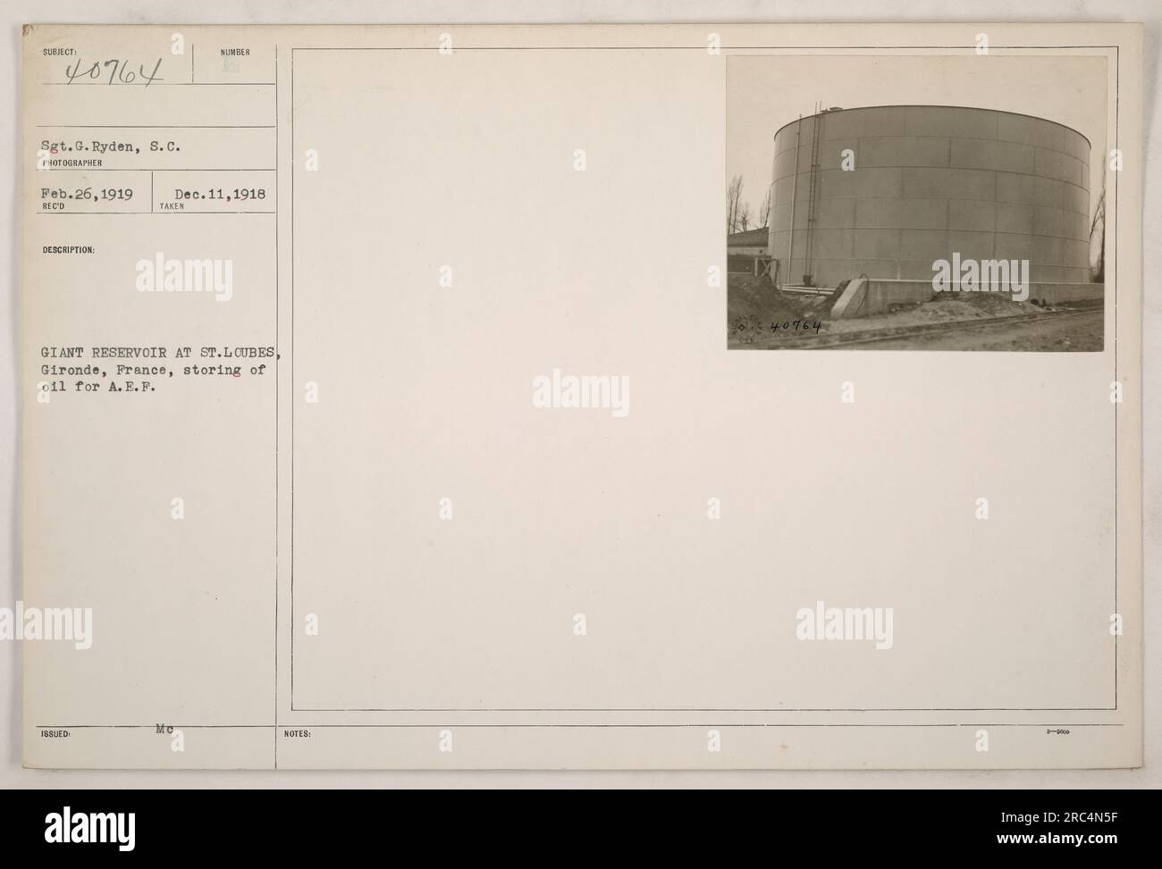 Il soldato Sgt. G. Ryden del Signal Corps ha fotografato il Giant Reservoir a St. Loubes, Gironde, Francia il 26 febbraio 1919. Il serbatoio è stato utilizzato per immagazzinare il petrolio per le American Expeditionary Forces durante la prima guerra mondiale. Questa fotografia è stata rilasciata l'11 dicembre 1918 ed è identificata come numero 40764 nei registri. Foto Stock
