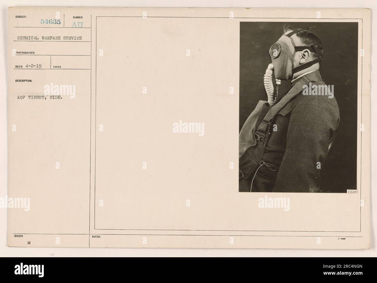 Una fotografia di un fotografo del servizio di guerra chimica di nome Kops Tissot, scattata il 2 aprile 1919. L'immagine acquisisce Tissot in piedi sul lato di una posizione. Questa fotografia è etichettata con la descrizione "Kops Tissot, Side" ed è associata alle note numero 2336. Foto Stock