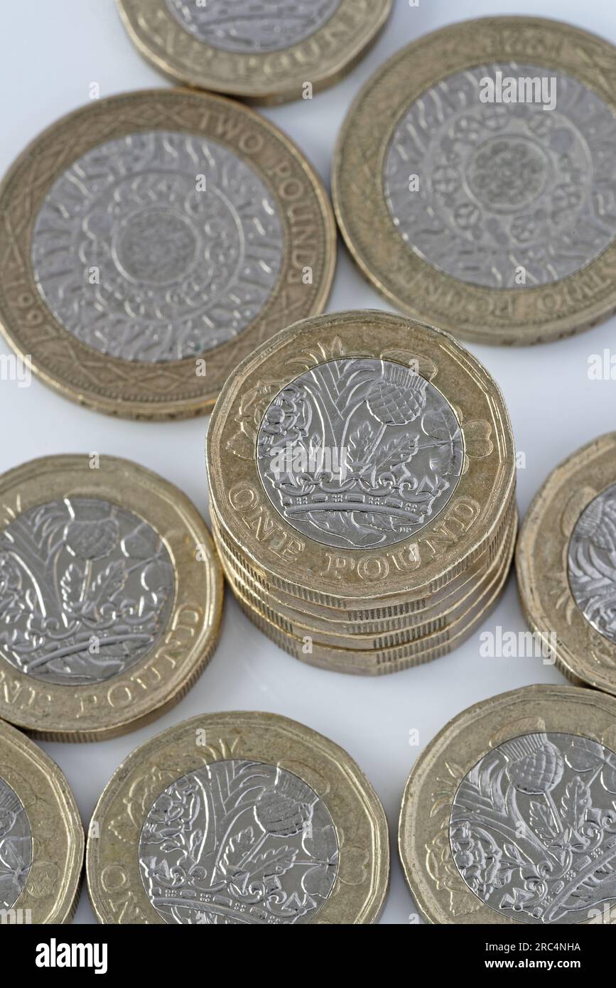Ho usato monete inglesi da £1 (una sterlina) in primo piano.sullo sfondo di monete da £1 e £2 Foto Stock