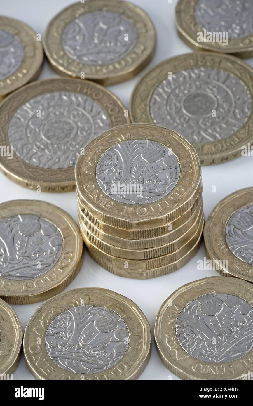 Ho usato monete inglesi da £1 (una sterlina) in primo piano.sullo sfondo di monete da £1 e £2 Foto Stock