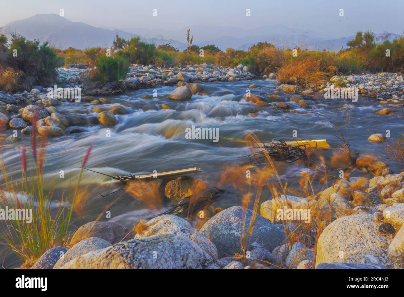 La lunga esposizione cattura la bellezza serena del fiume Santa Ana, Redlands, CA - evidenziando un tranquillo flusso d'acqua in mezzo a un paesaggio vibrante Foto Stock