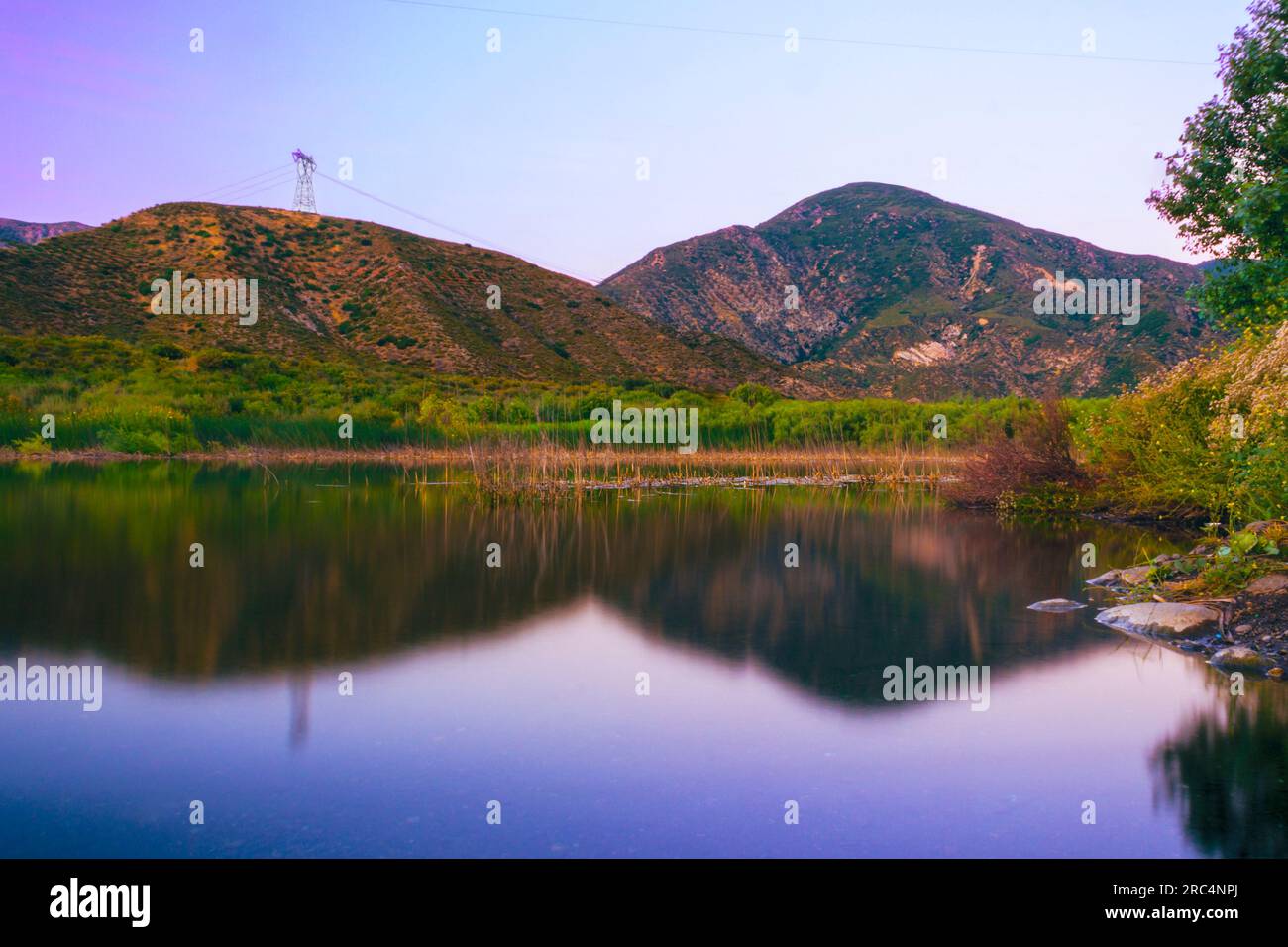Immergiti nella tranquillità, mentre Lost Lake riflette le affascinanti montagne di San Bernardino e la drammatica faglia di San Andreas all'ora d'oro Foto Stock